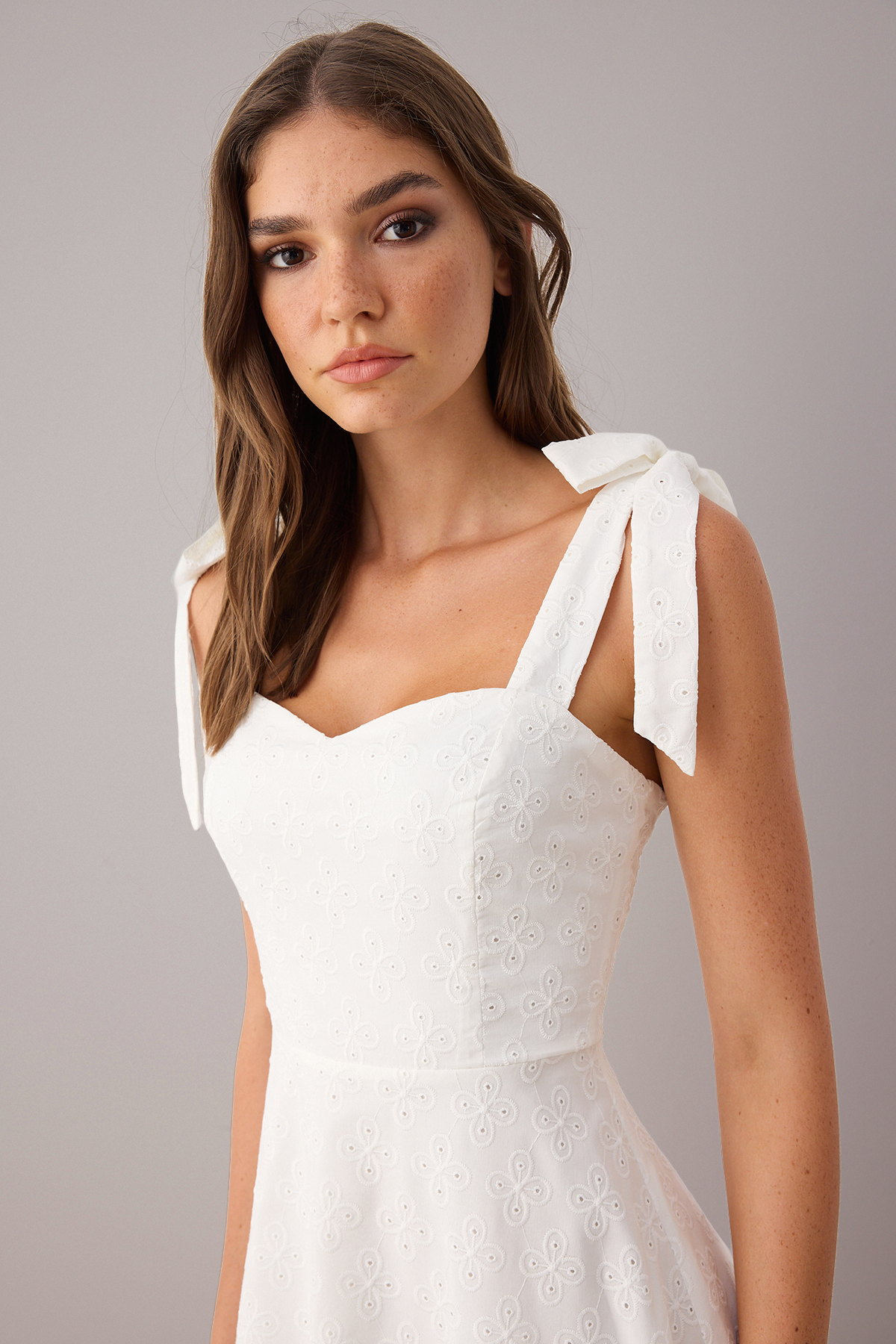 Trendyolmilla  Beyaz Brode Eteği Belden Açılan Düz Maxi Dokuma Elbise TWOSS25EL00863 - Görsel 3