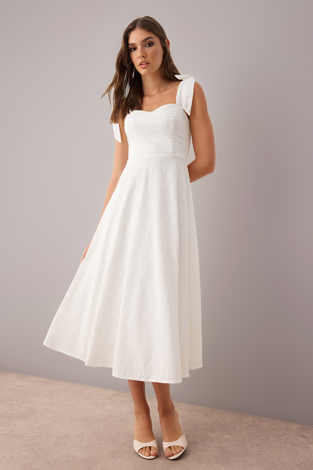 Trendyolmilla  Beyaz Brode Eteği Belden Açılan Düz Maxi Dokuma Elbise TWOSS25EL00863 - Görsel 2