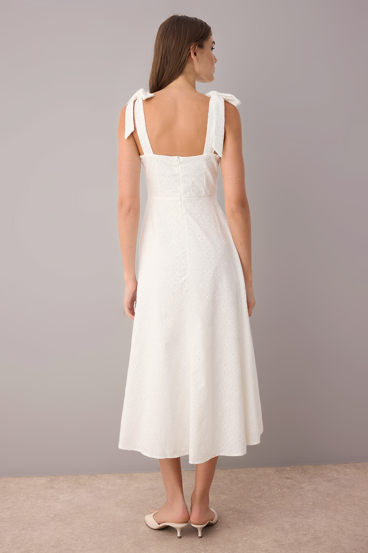 Trendyolmilla  Beyaz Brode Eteği Belden Açılan Düz Maxi Dokuma Elbise TWOSS25EL00863 - Görsel 5