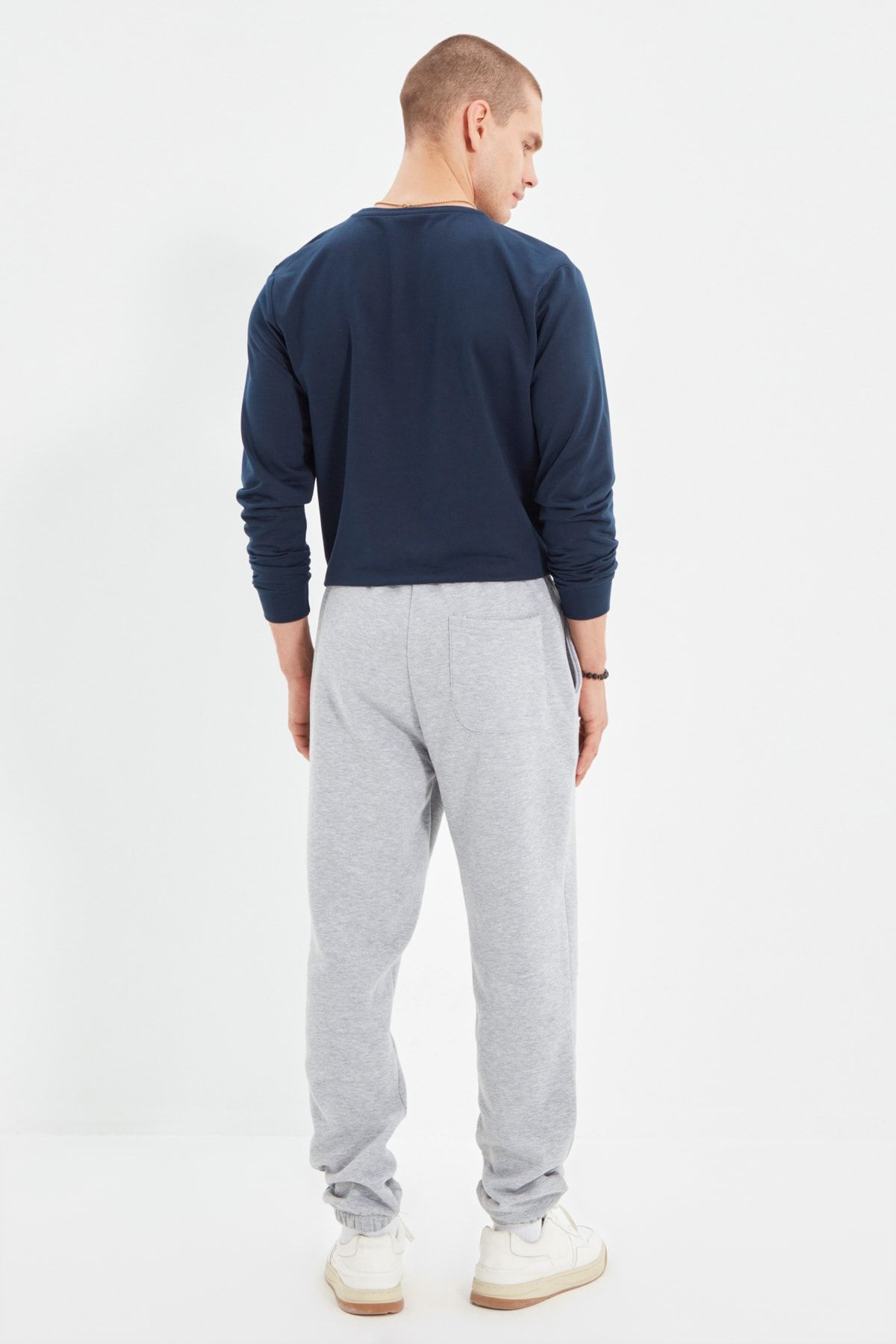 Trendyol Collection-Graue Jogginghose aus Fleece/warm mit elastischem Bein – normale Passform TMNAW22EA0346 8