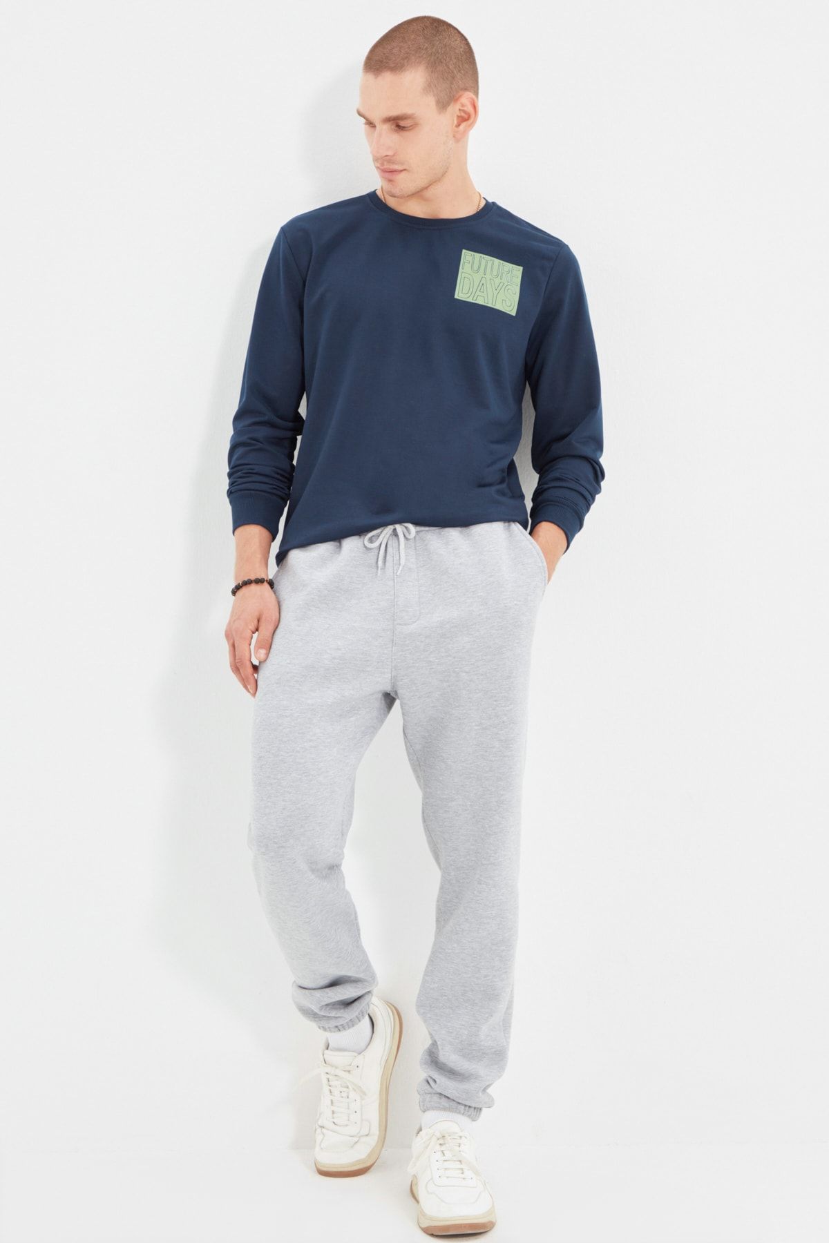 Trendyol Collection-Graue Jogginghose aus Fleece/warm mit elastischem Bein – normale Passform TMNAW22EA0346 7