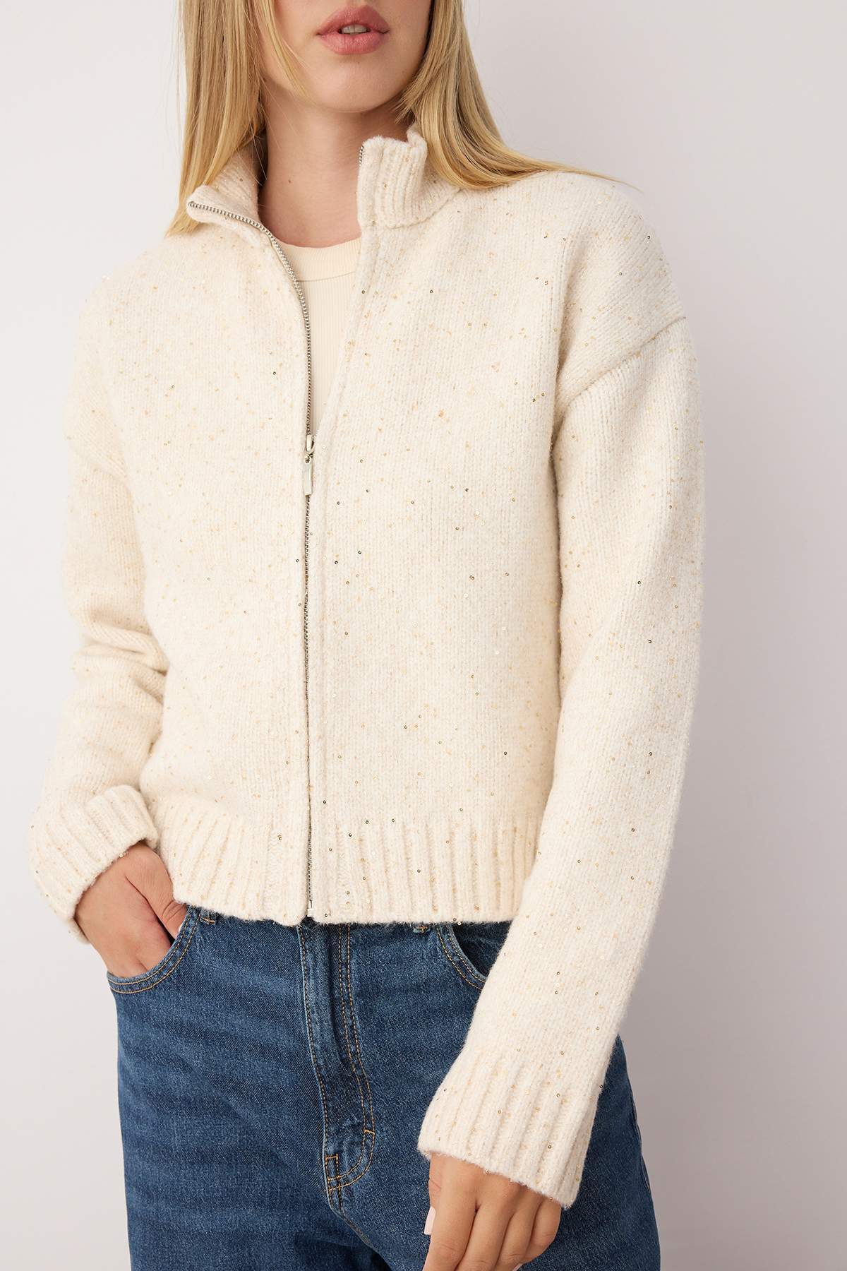 Trendyolmilla  Taş Fermuarlı Dik Yaka Yumuşak Dokulu Vizon Payetli Triko Hırka TWOAW26HI00053 - Görsel 4