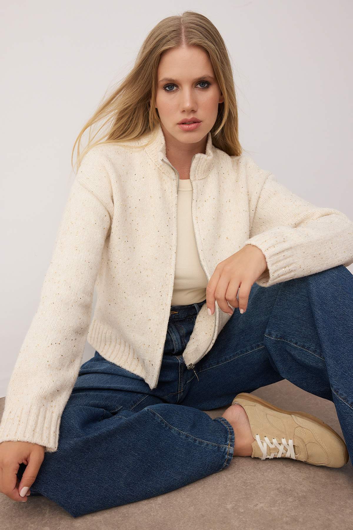 Trendyolmilla  Taş Fermuarlı Dik Yaka Yumuşak Dokulu Vizon Payetli Triko Hırka TWOAW26HI00053 - Görsel 2