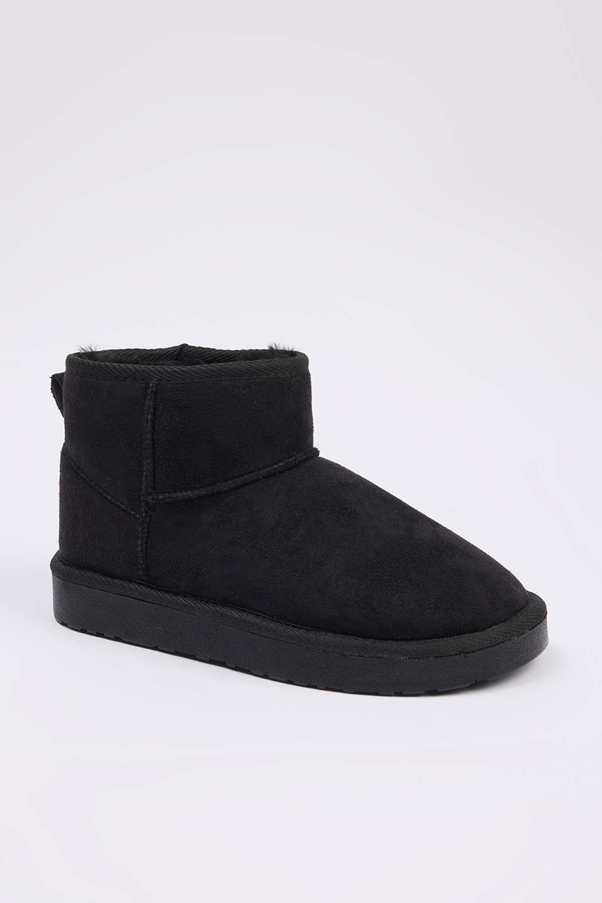 TRENDYOL SHOES Schwarze Pelzgefütterte Damenstiefel mit runder Spitze und flachem Absatz TAKAW26BO00001