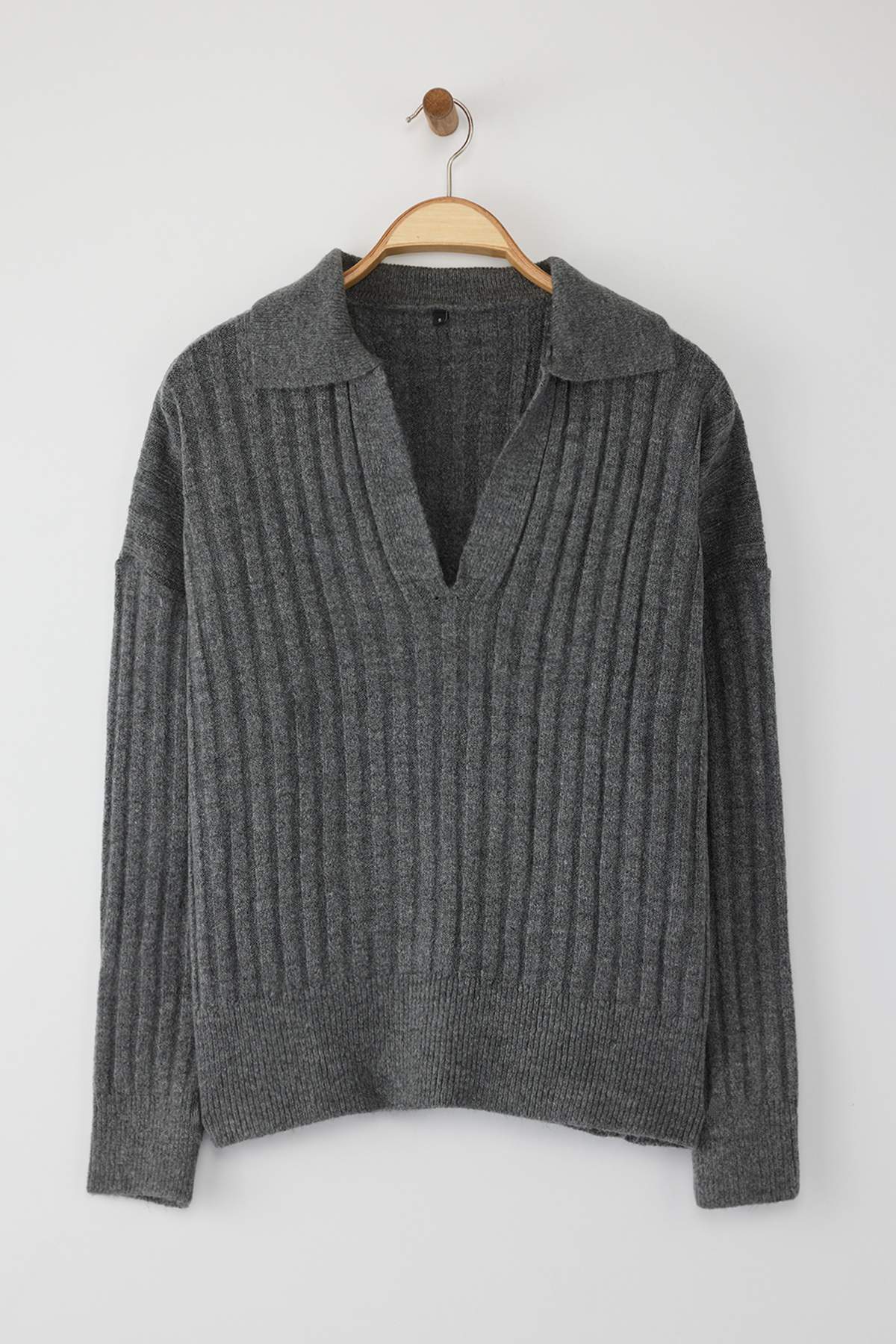 Trendyolmilla  Antrasit Yumuşak Dokulu Polo Yaka Triko Kazak TWOAW24KZ00678 - Görsel 6