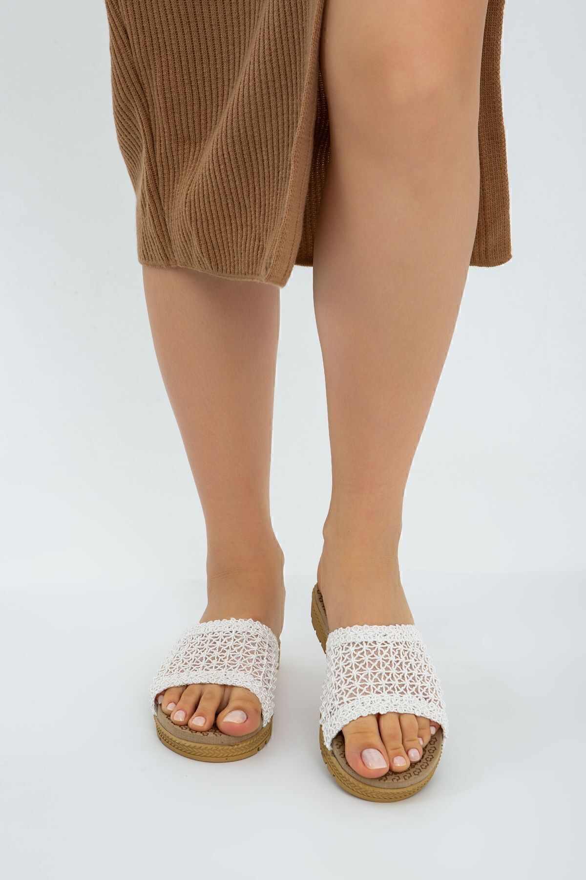 Moda Devrin-White Open Front Straw Knitted Outdoor and Home Slippers (PATTERN RENEWED.) 5