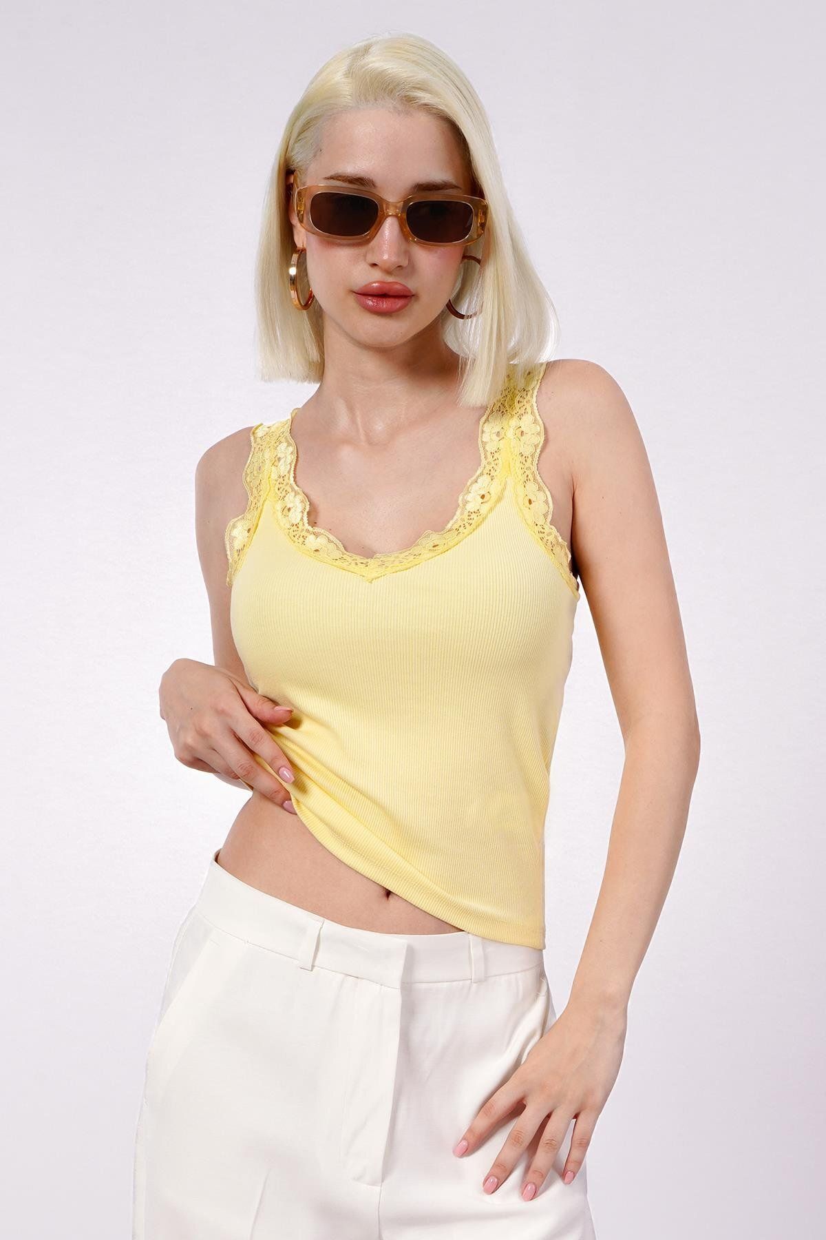 Seeh-Yellow Lace Basic Women's Undershirt Sh251 5
