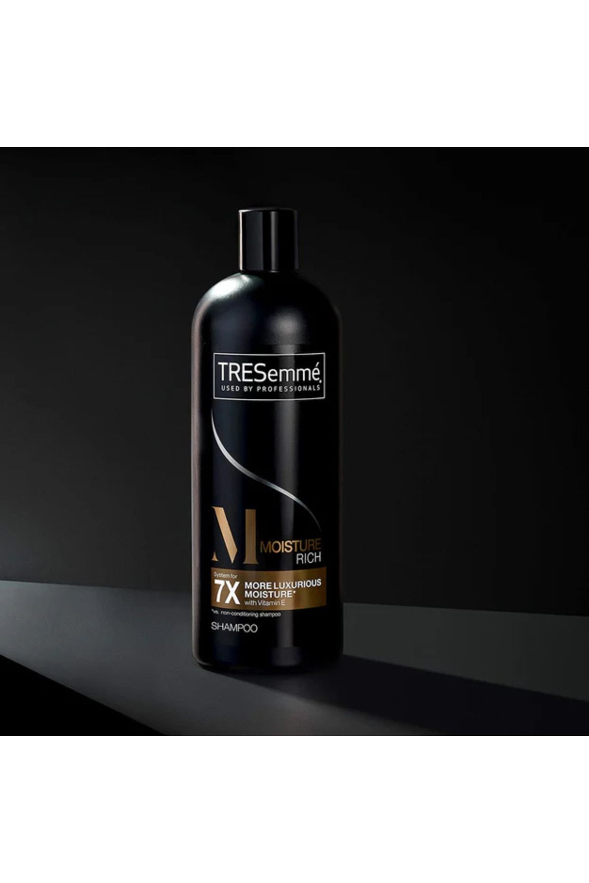 TRESemmé-Moisture Rich Shampoo with 7x More Hydration, Professional Quality, 828ml 1