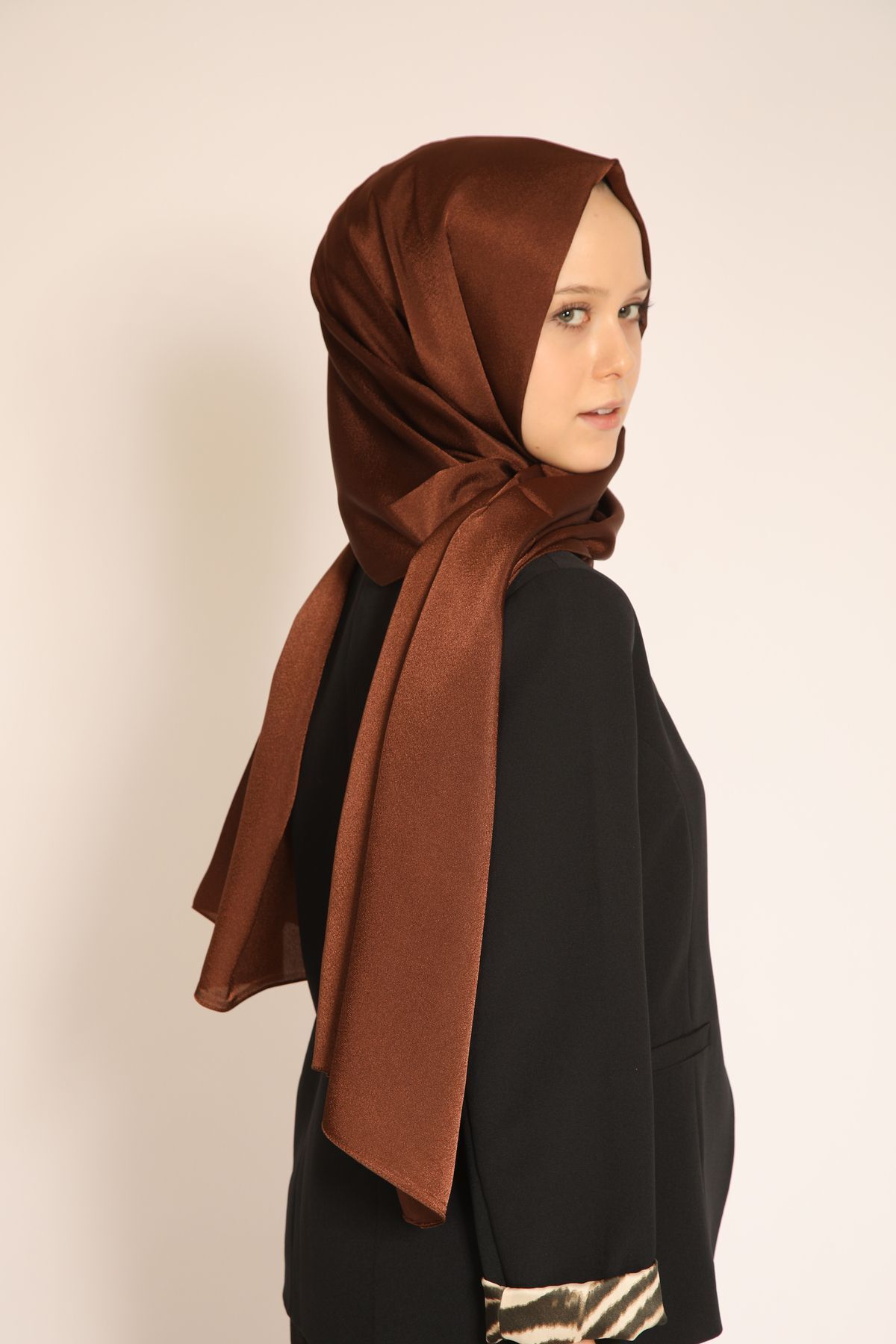 BERCHEM SCARF-Akel Plain Aura Shawl – Modern Shawl Model with Shiny Texture, Suitable for Daily and Special Occasions 5