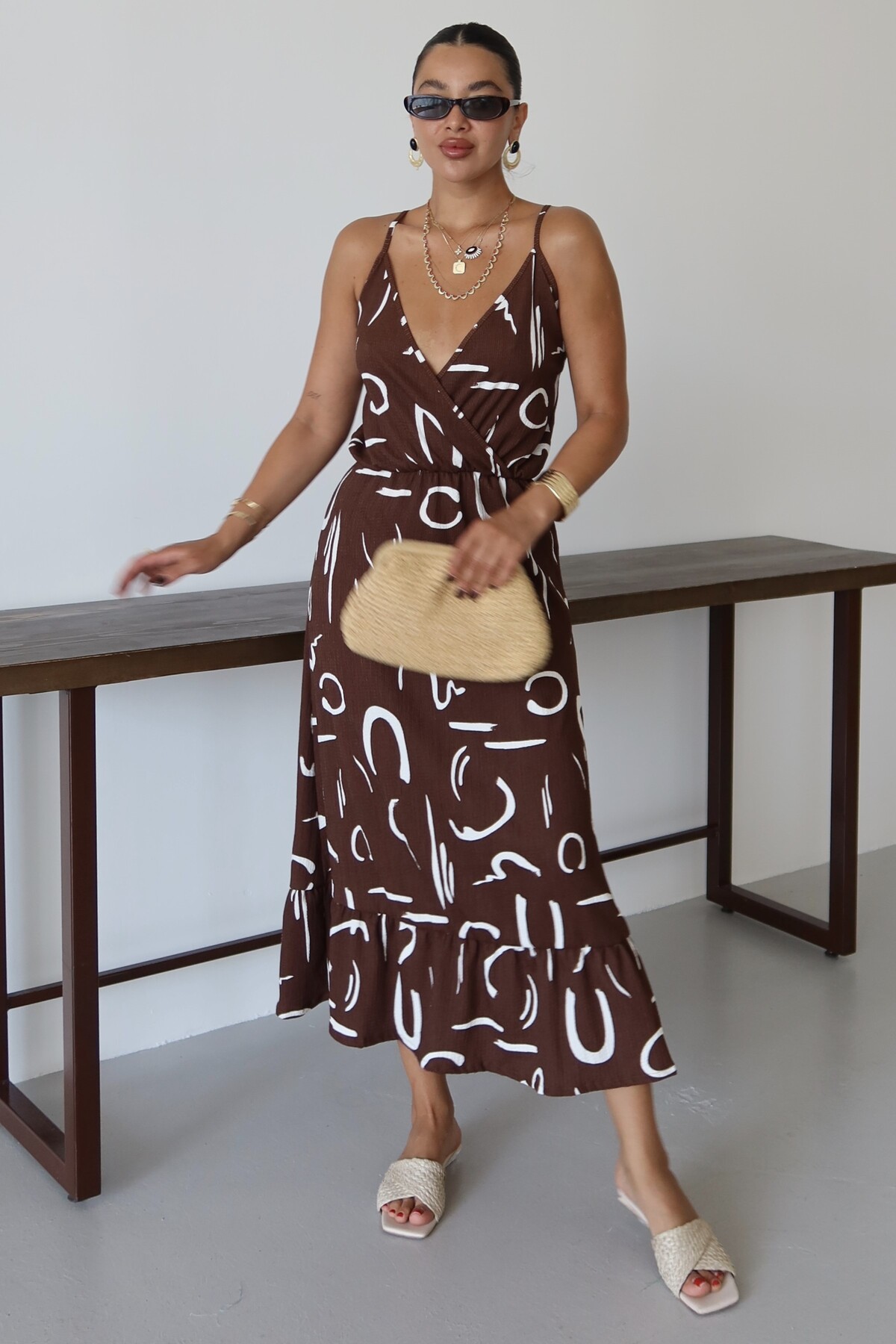 MODAGEN  Kadın Kahverengi Desenli Kruvaze Maxi Boy Askılı Krinkıl Elbise - Görsel 6