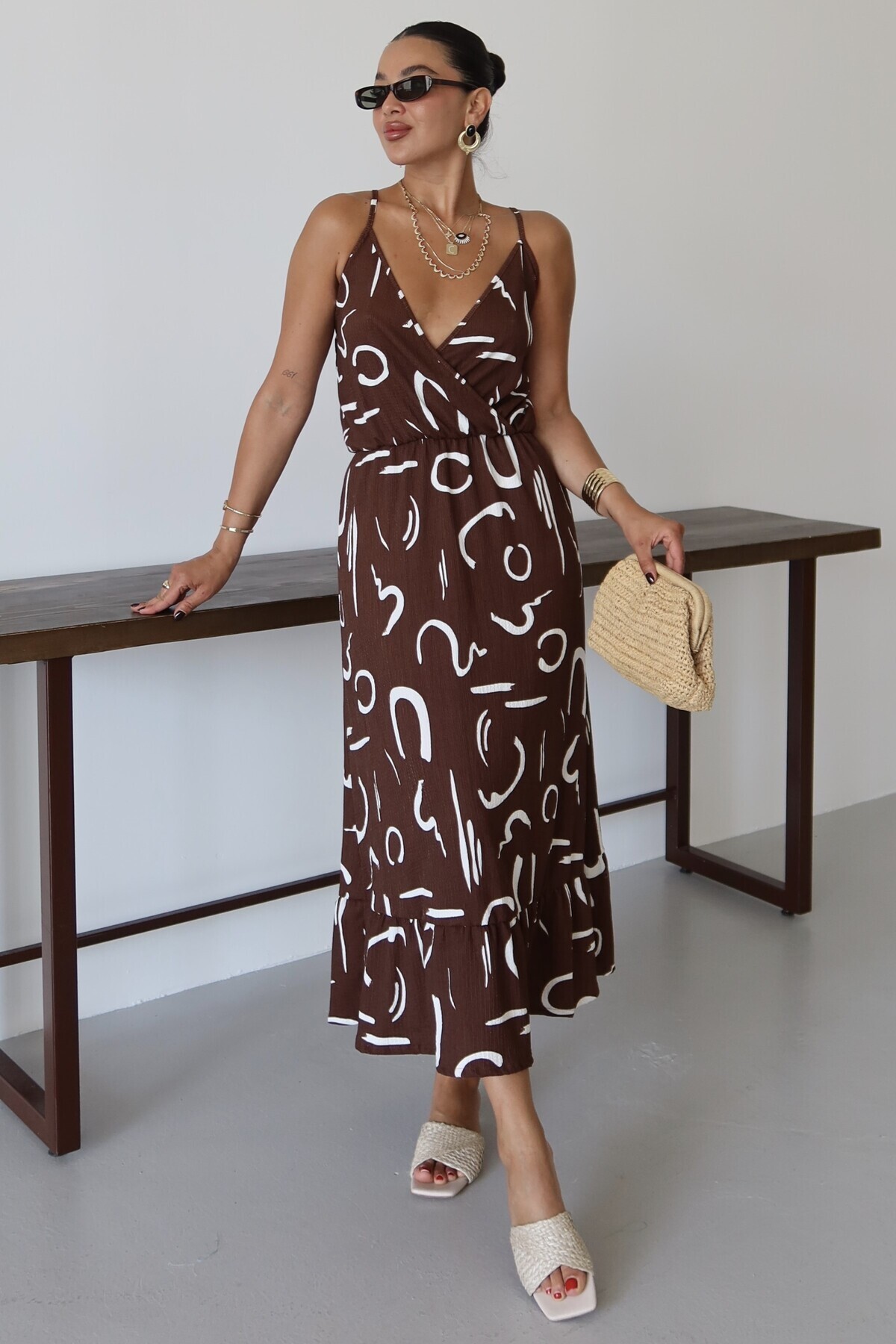 MODAGEN  Kadın Kahverengi Desenli Kruvaze Maxi Boy Askılı Krinkıl Elbise - Görsel 4