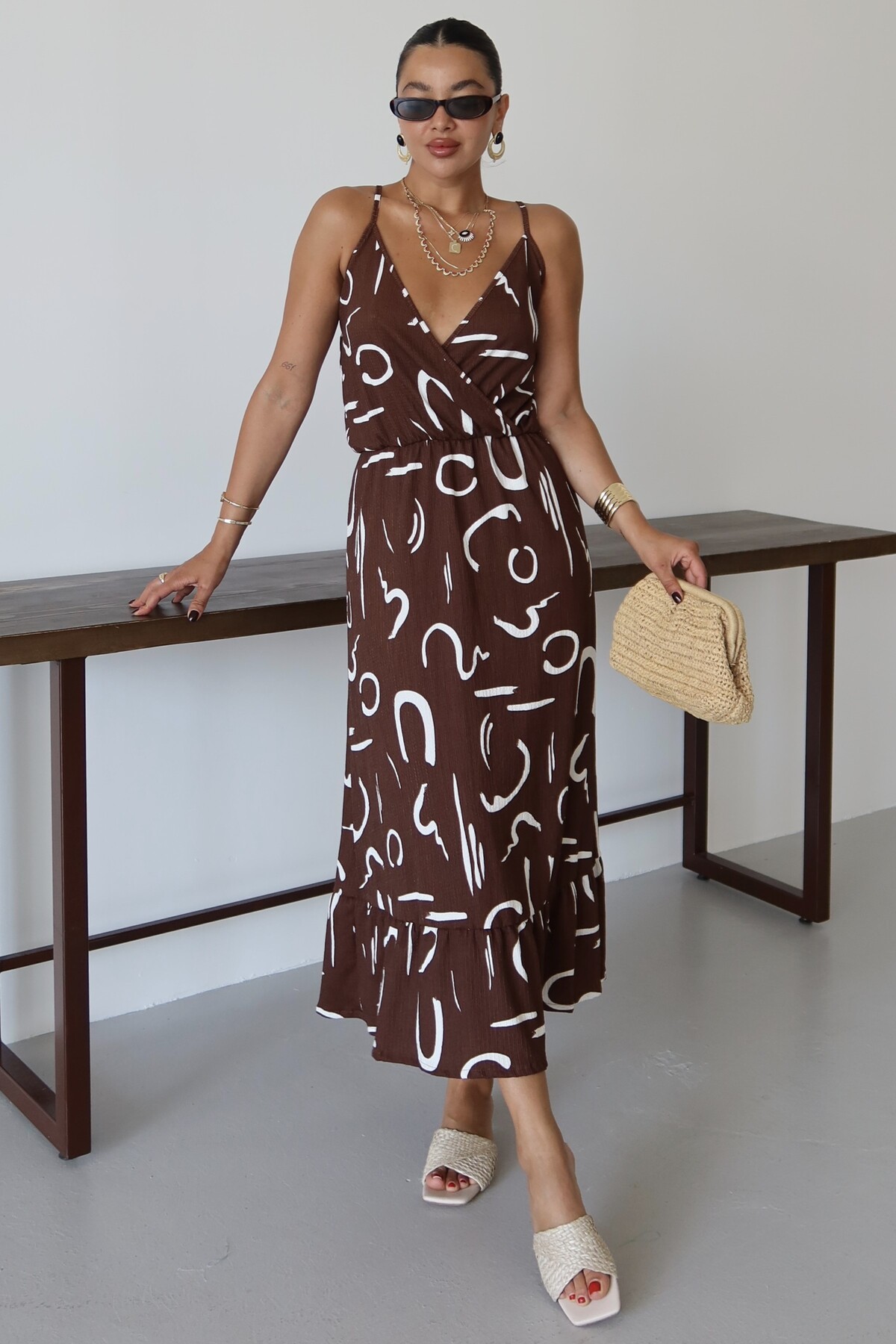 MODAGEN  Kadın Kahverengi Desenli Kruvaze Maxi Boy Askılı Krinkıl Elbise - Görsel 5