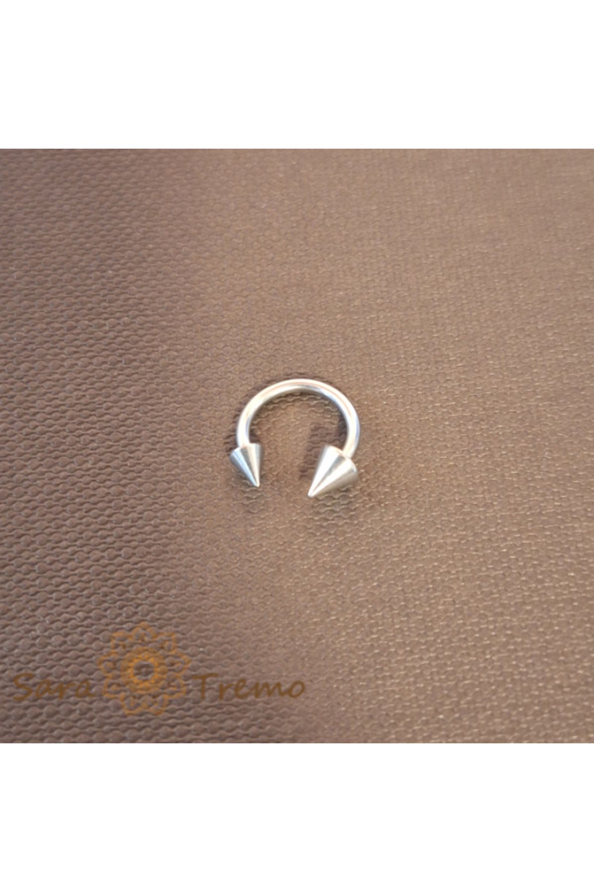 saratremo-Piercing Horseshoe with Asymmetric Design Made of Titanium 1
