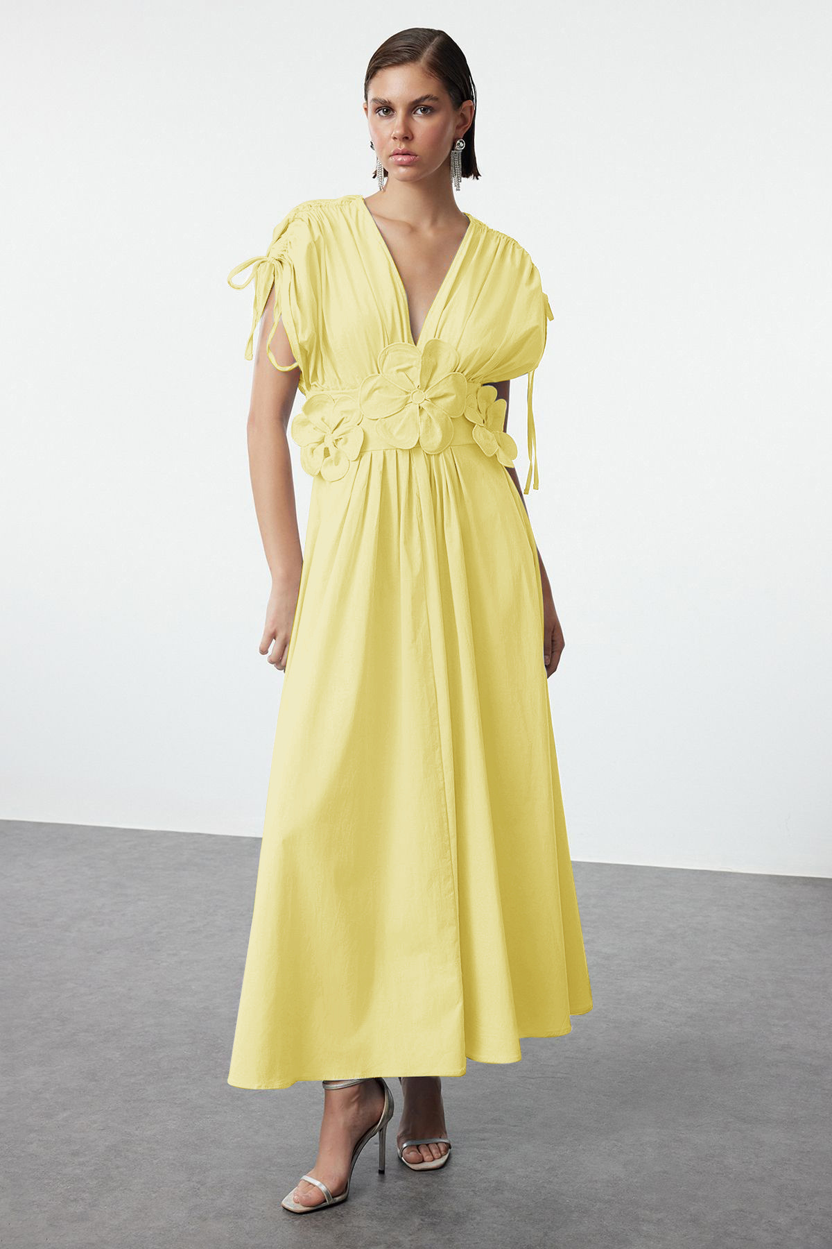 Trendyolmilla  Açık Sarı 3 Boyutlu Çiçek Detaylı Poplin Şık Abiye Gece Mezuniyet Elbisesi TPRSS24EL00282 - Görsel 5