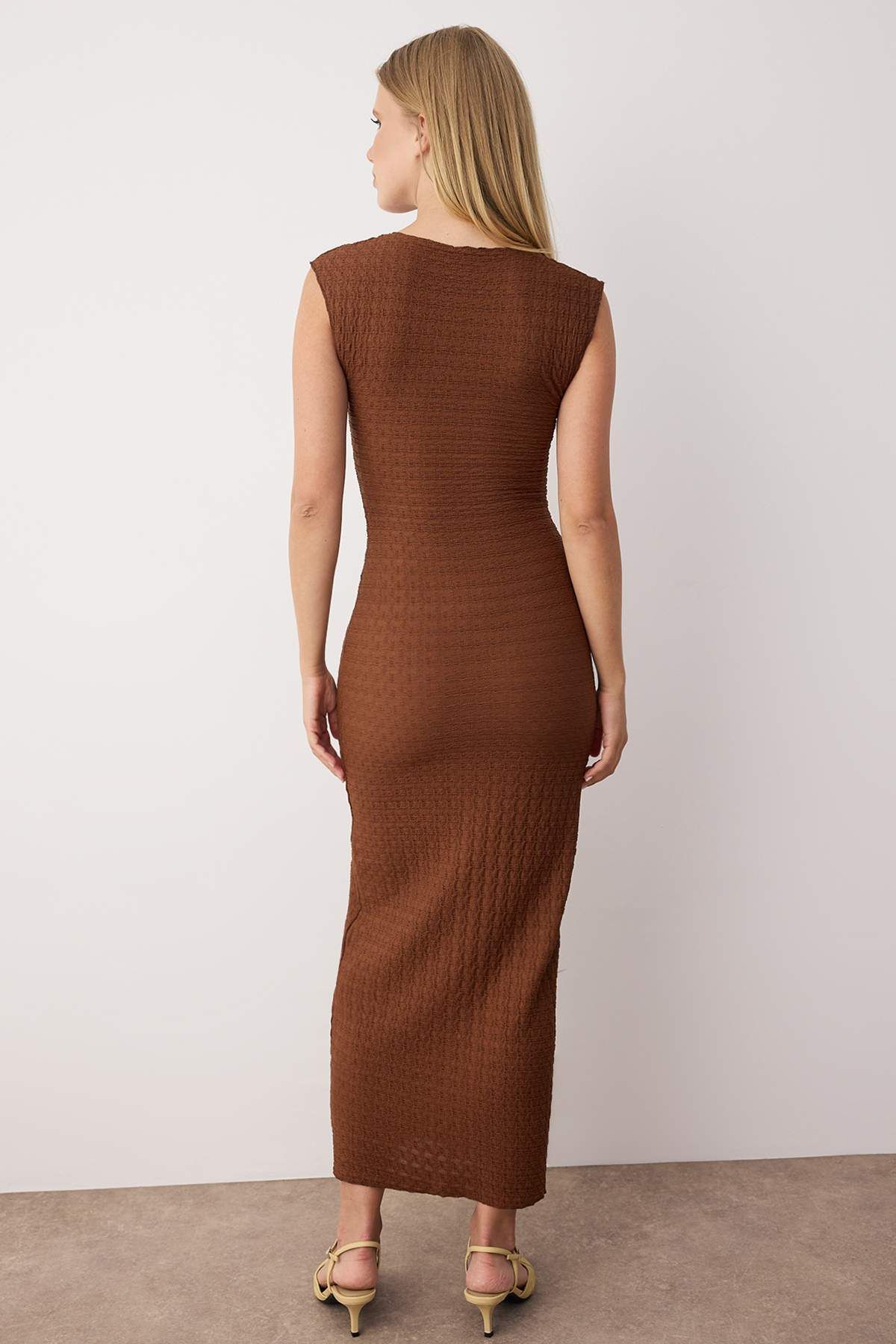 Trendyol Collection-Коричнева фактурна тканина приталена / облягаючий силует Трикотажна сукня-олівець міді з еластичного трикотажу з місячним рукавом TWOSS24EL00103 4