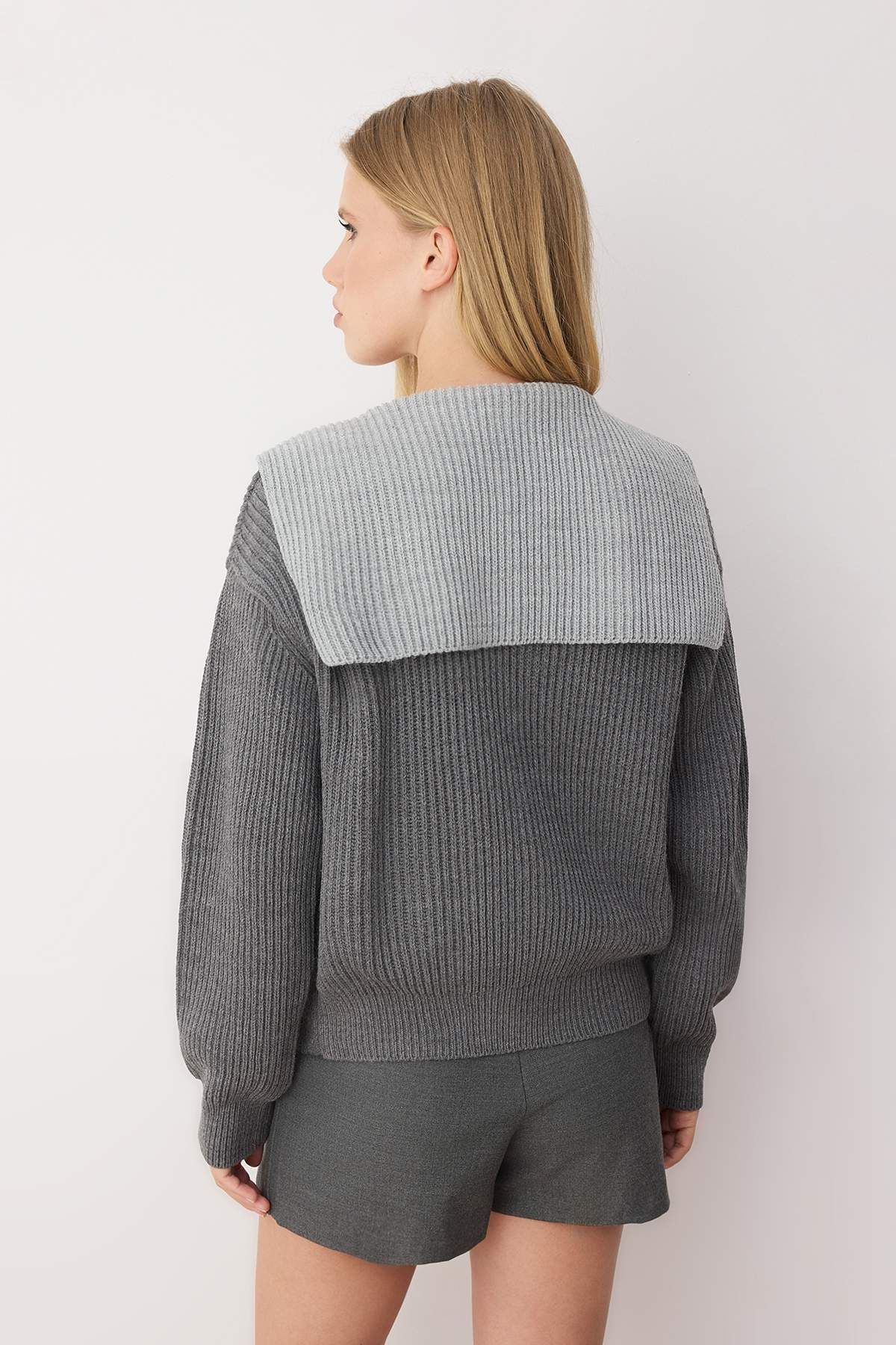 Trendyol Collection-Anthracite Color Block Turn-Down Collar Detail Soft Texture Knitwear Cardigan Twoaw26Hi00059 4