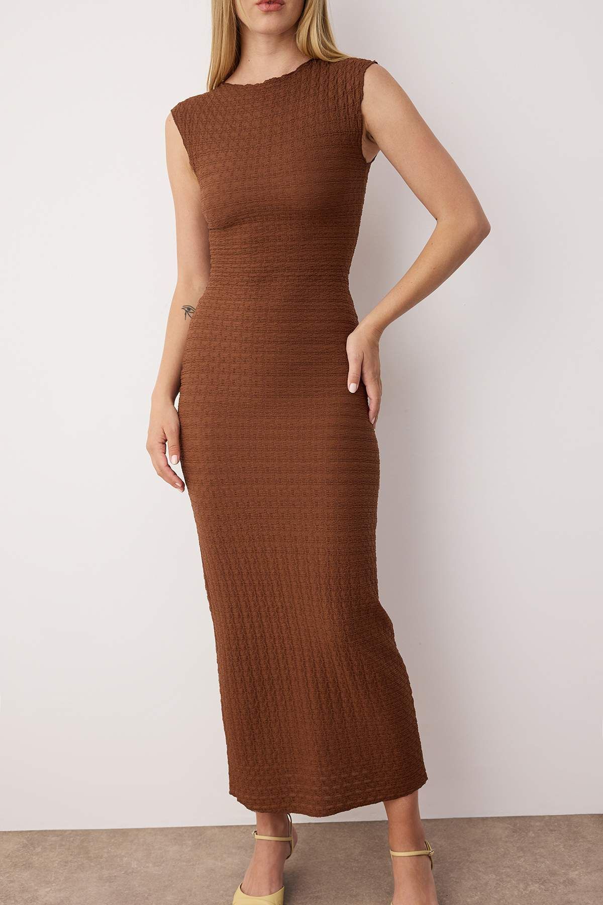 Trendyol Collection-Коричнева фактурна тканина приталена / облягаючий силует Трикотажна сукня-олівець міді з еластичного трикотажу з місячним рукавом TWOSS24EL00103 3