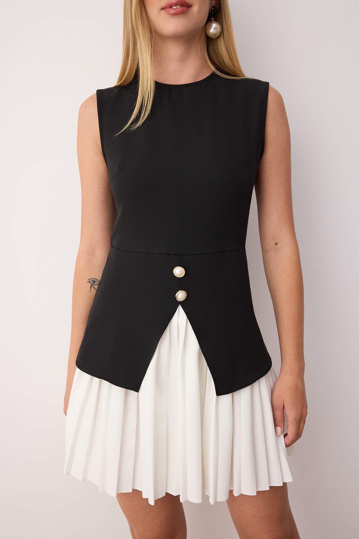 Trendyol Collection-Rochie scurtă țesătă cu blocuri de culoare neagră, cu pliuri și detaliu de nasturi TWOSS25EL00861 3