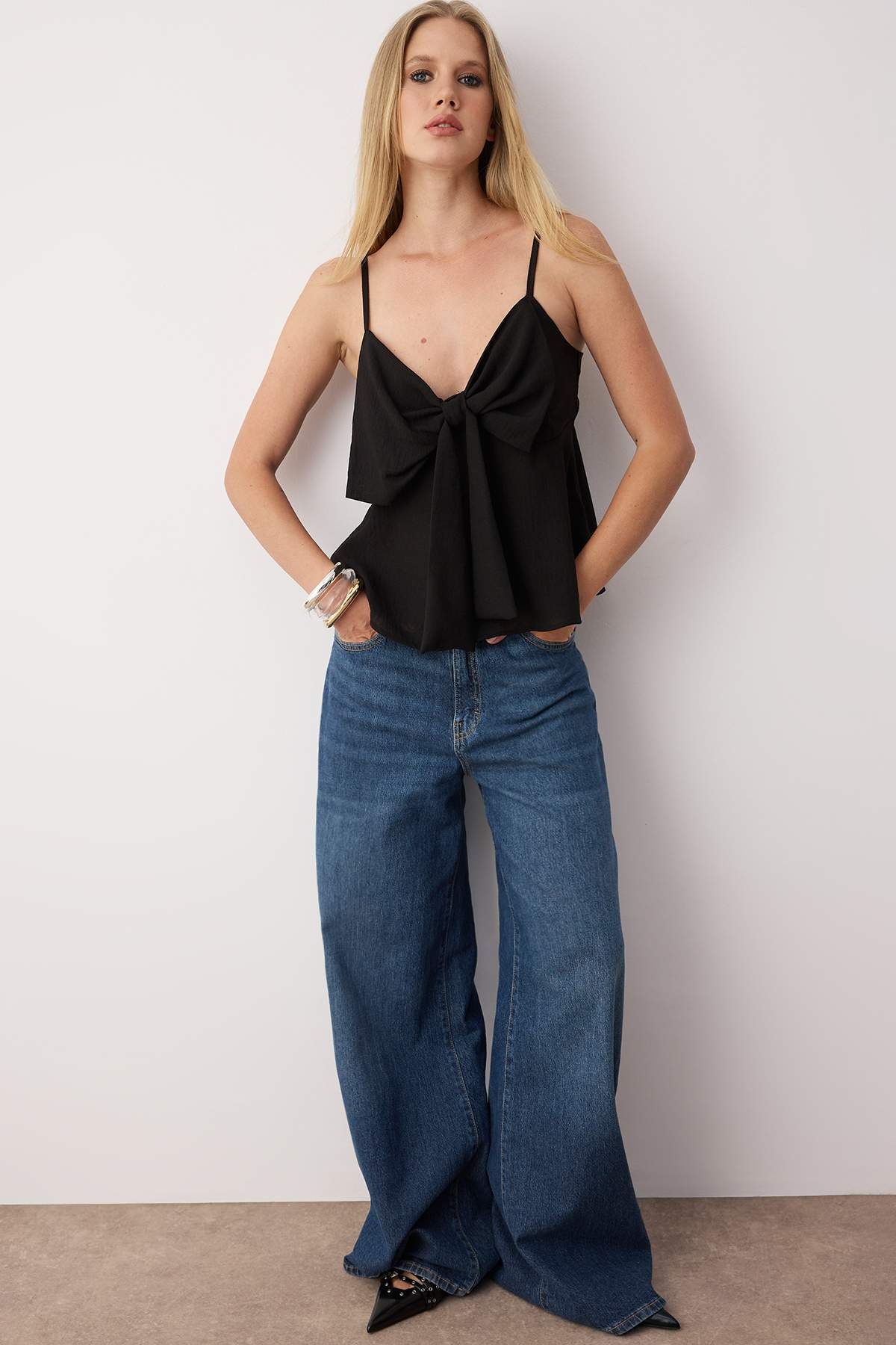 Trendyolmilla  Siyah Keten Görünümlü Fiyonk Detaylı Askılı Dokuma Bluz TWOSS25BZ00249