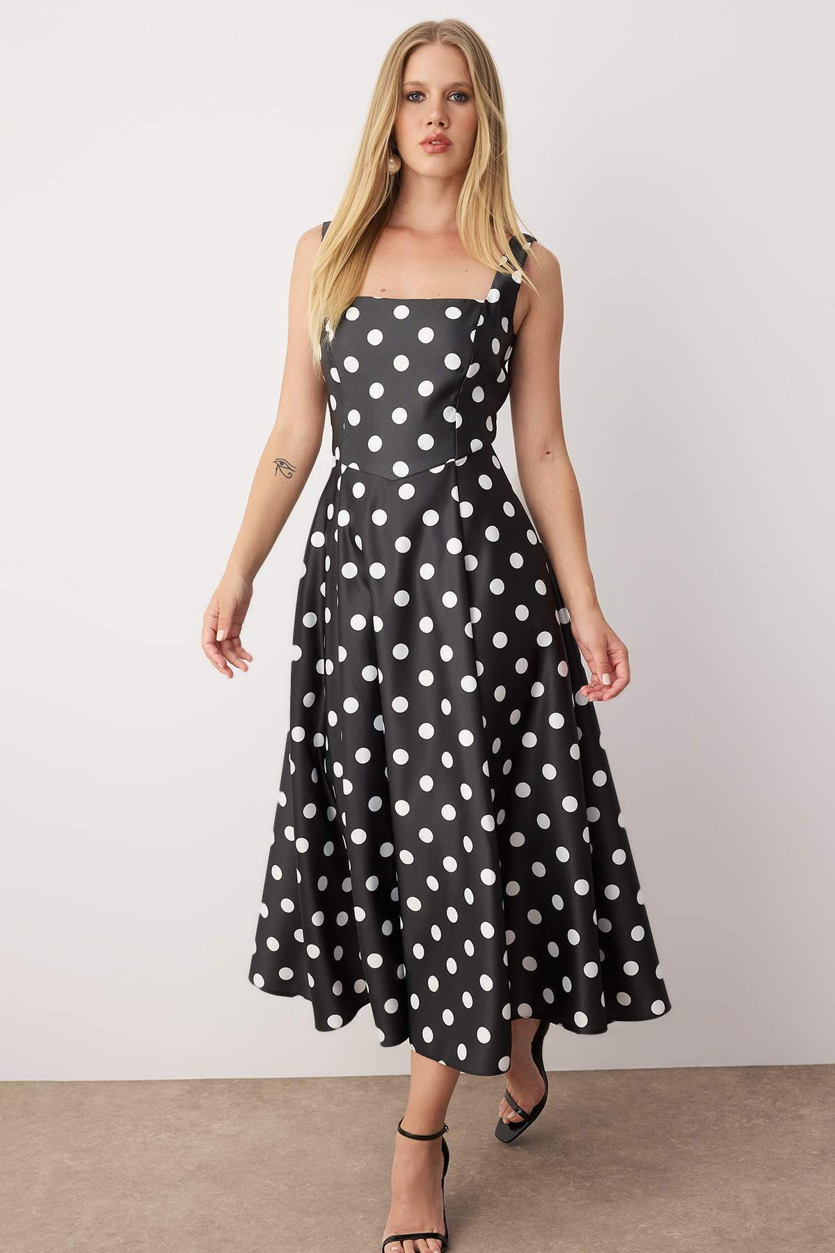 Trendyolmilla  Siyah-Beyaz Puantiyeli A-Kesim Saten Dokuma Şık Abiye Gece Mezuniyet Elbisesi TPRAW25EL00040 - Görsel 2