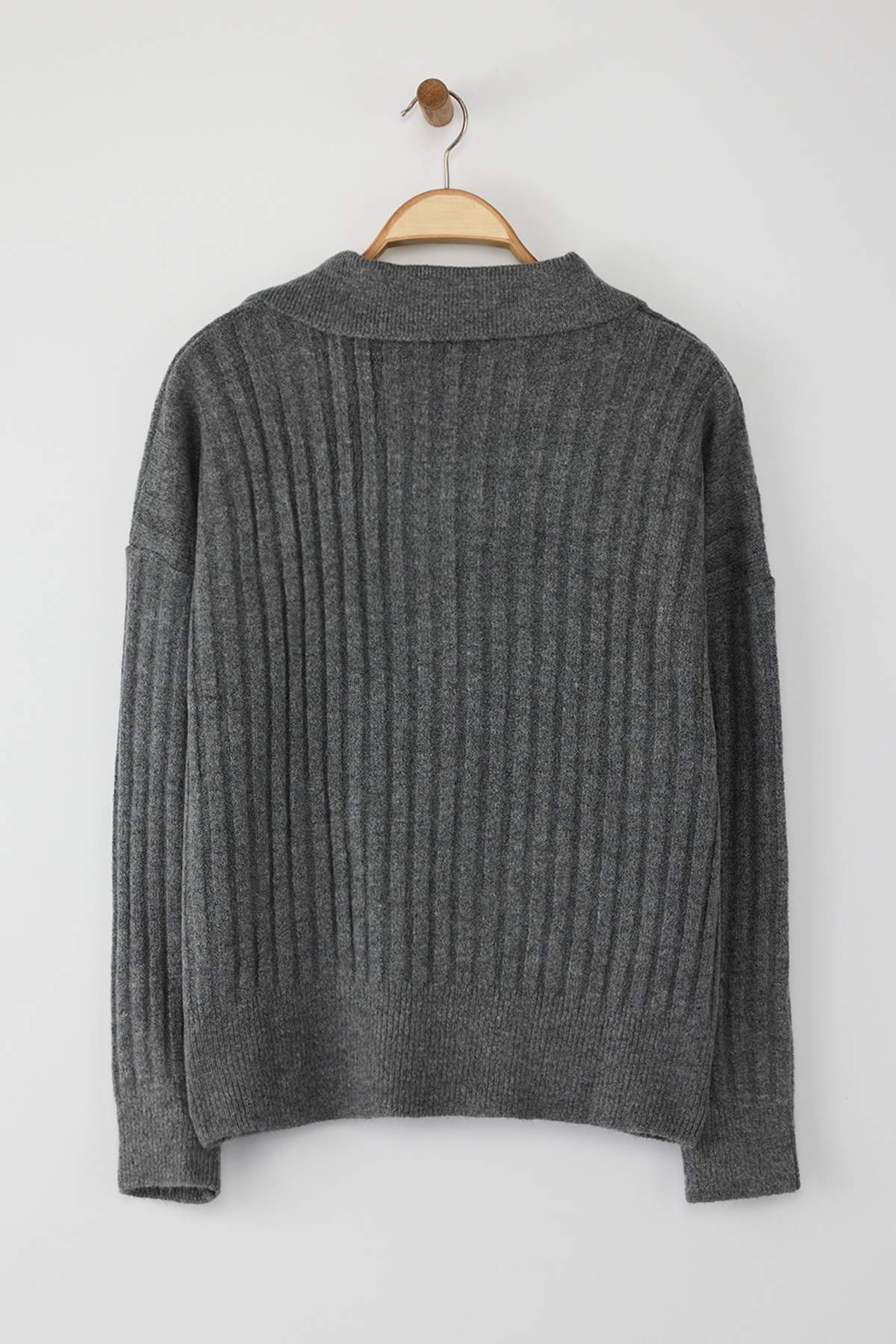 Trendyolmilla  Antrasit Yumuşak Dokulu Polo Yaka Triko Kazak TWOAW24KZ00678 - Görsel 8