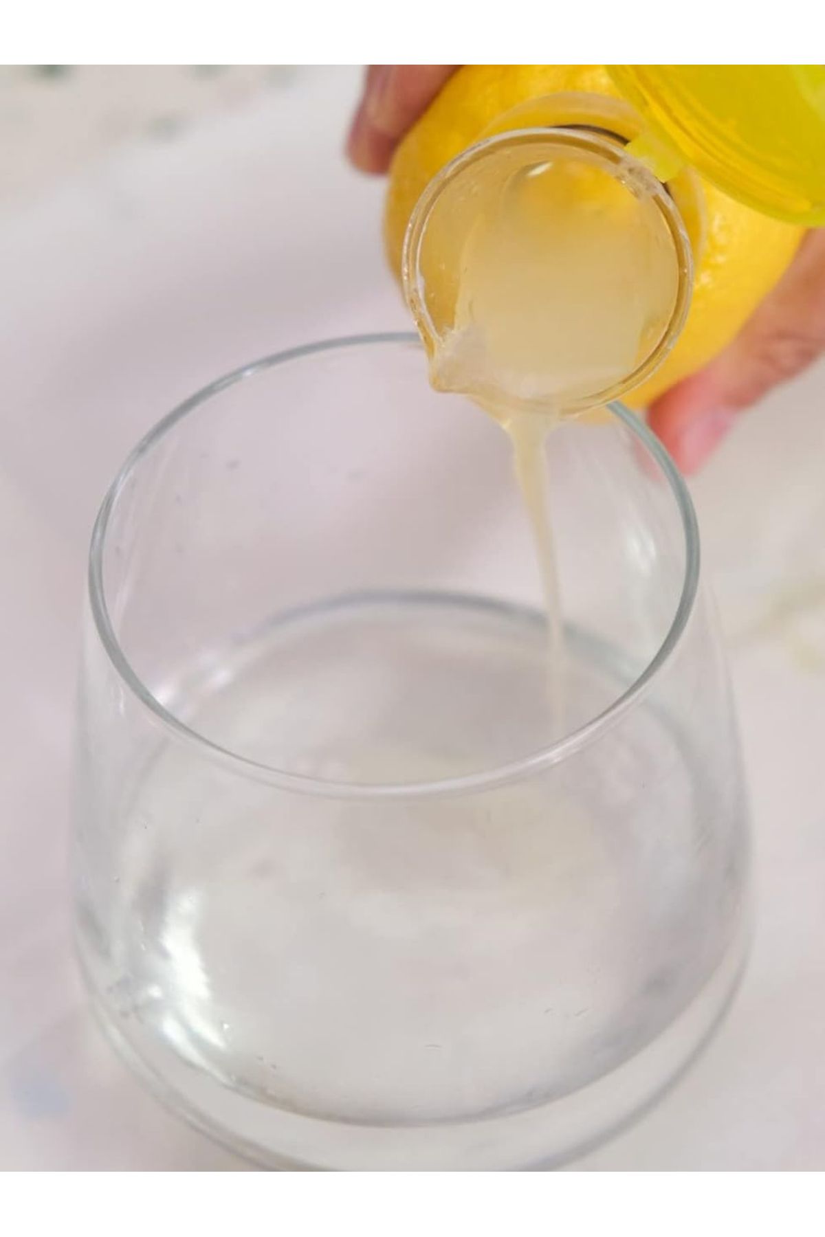 Mapple Home-2-Piece Lemon Squeezer Bpa Free with Lid Juicer Lemon Squeezing for Cocktails and Drinks 5