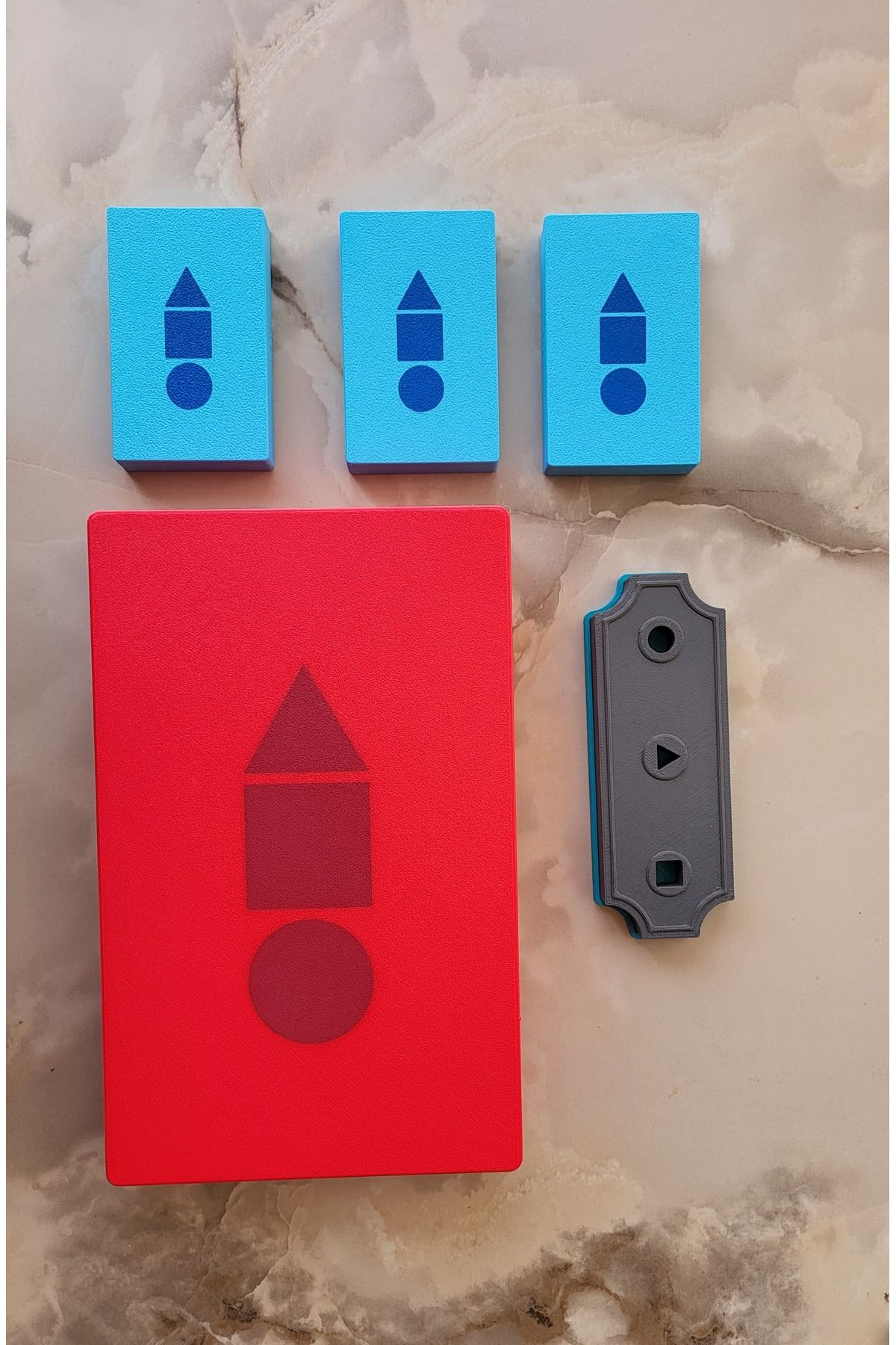 3D Stuff-Squid Game 3 - 7 Piece Game Set (Knife + 3 Keys + Lock + 2 Boxes) - Plastic 3