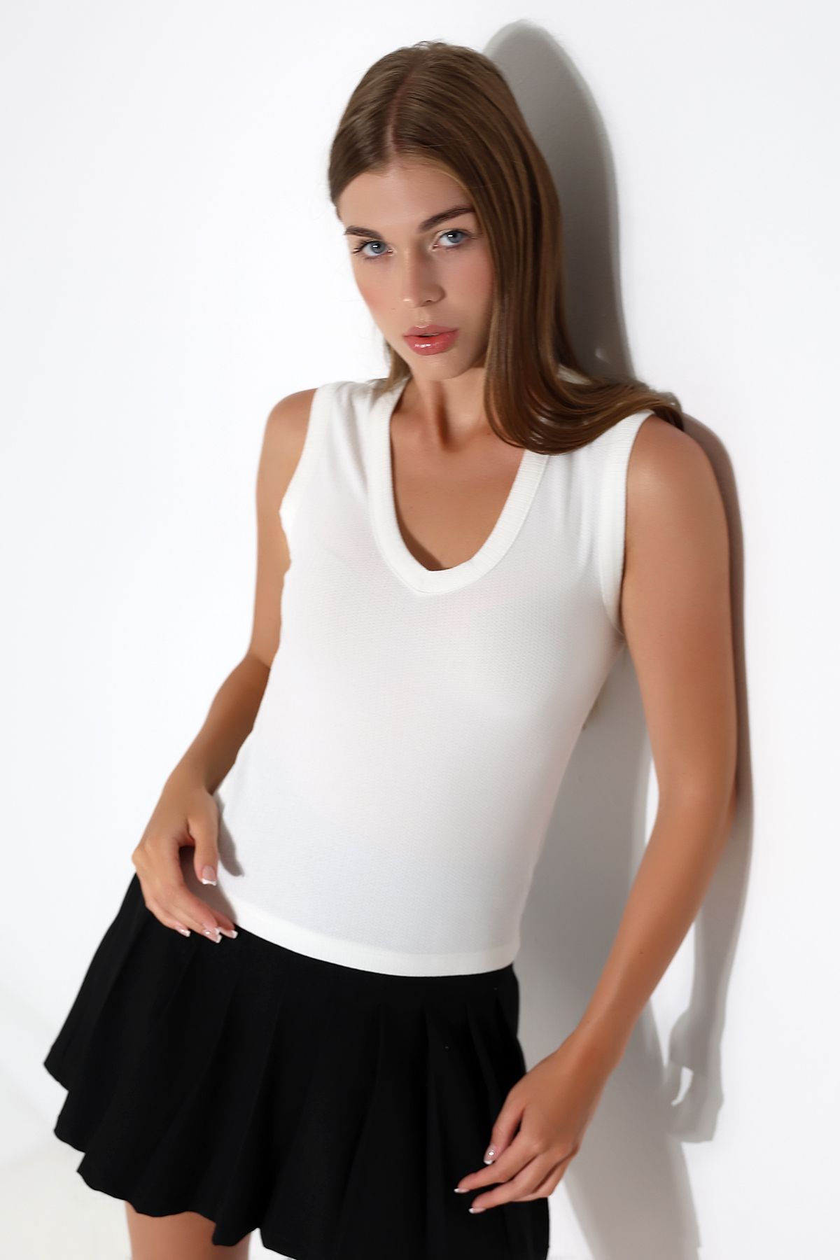 Şiir-Suleja Slim Fit V-Neck με υφή αμάνικο μπλουζάκι & γυναικεία μπλούζα - εκρού 6