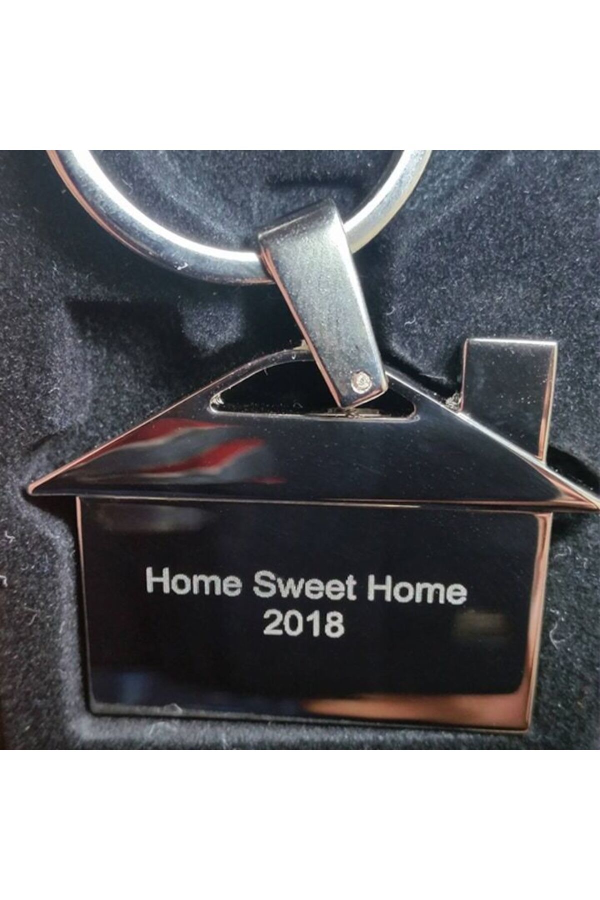 Graveaza iubirea-Personalized Keychain House Shape Engraved with Your Message 3