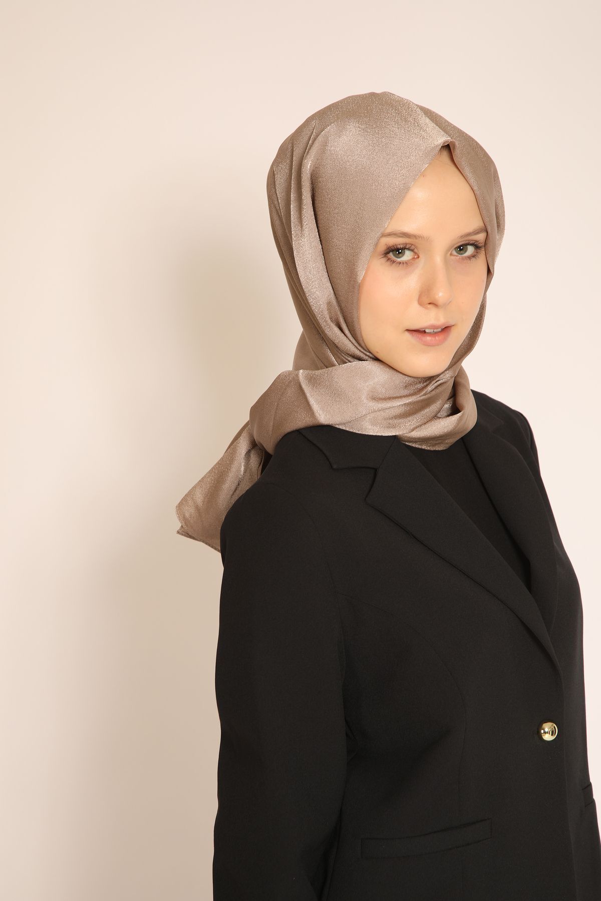 BERCHEM SCARF-Akel Plain Aura Shawl – Modern Shawl Model with Shiny Texture, Suitable for Daily and Special Occasions 5