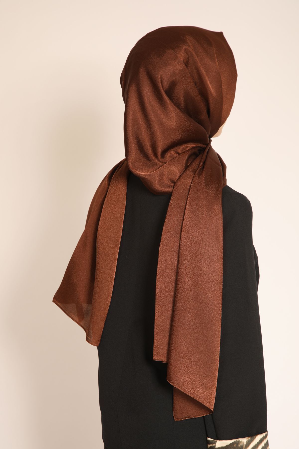 BERCHEM SCARF-Akel Plain Aura Shawl – Modern Shawl Model with Shiny Texture, Suitable for Daily and Special Occasions 3