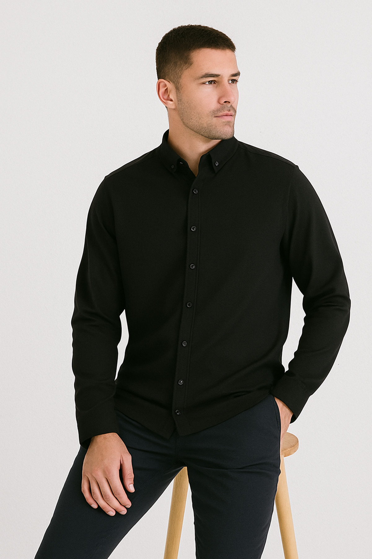 mavisima erkek giyimi  Erkek Siyah Uzun Kollu Salaş Gömlek | Rahat Kalıp – Şık Duruş – Günlük & Ofis Uyumlu - Görsel 3