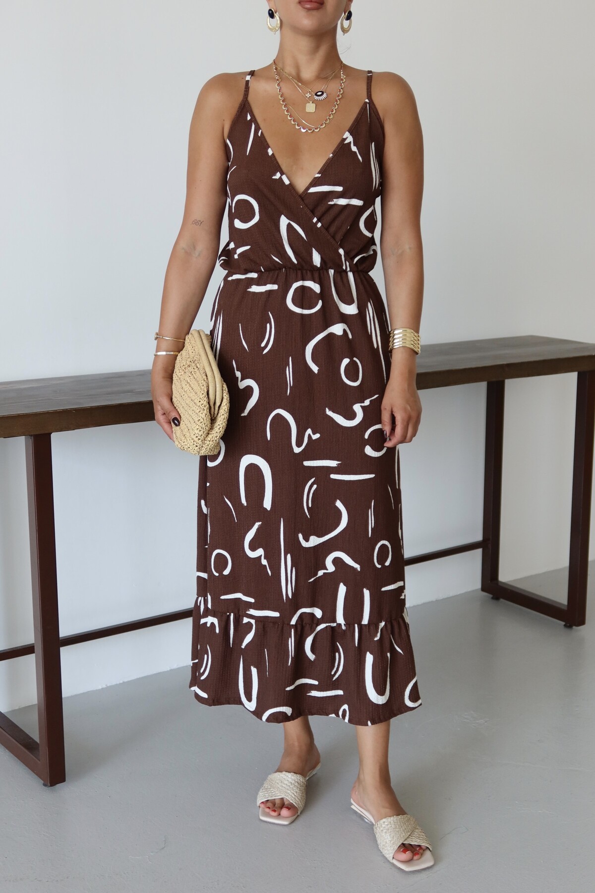 MODAGEN  Kadın Kahverengi Desenli Kruvaze Maxi Boy Askılı Krinkıl Elbise - Görsel 2