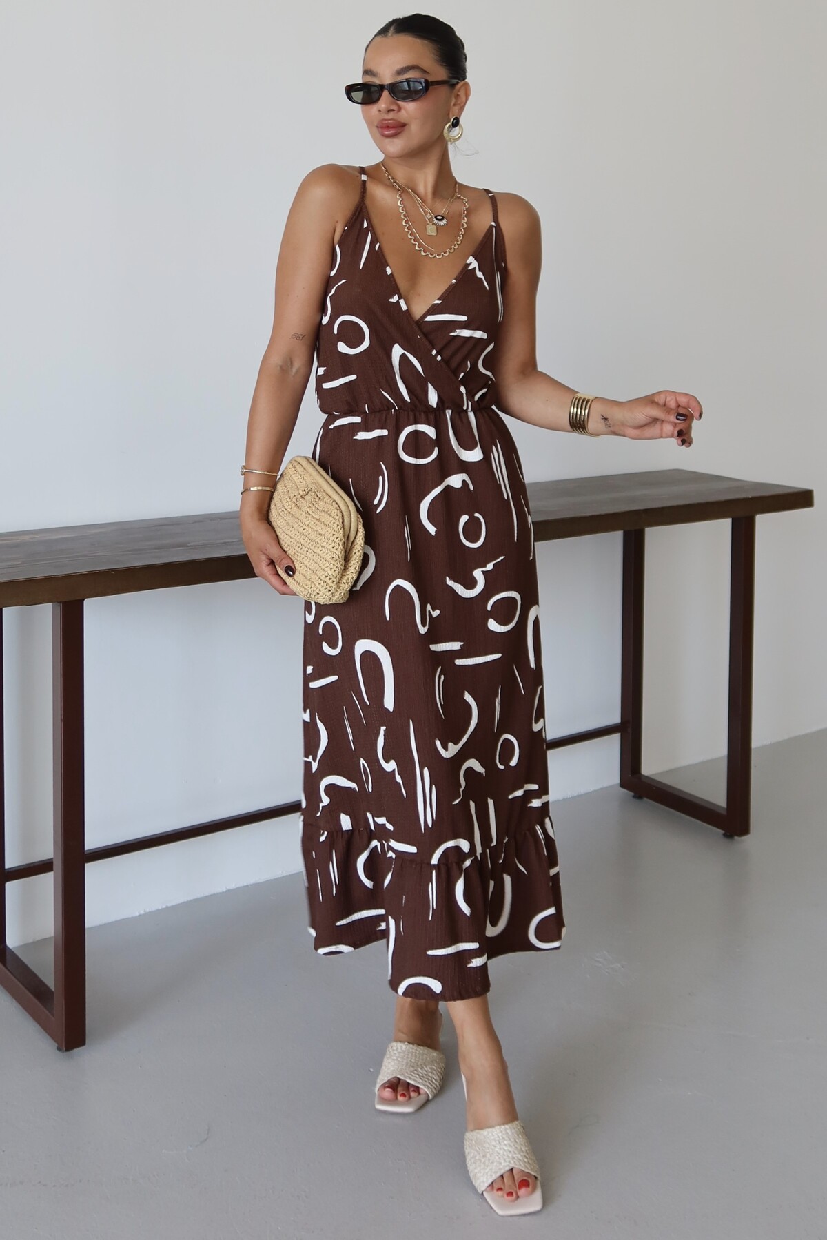 MODAGEN  Kadın Kahverengi Desenli Kruvaze Maxi Boy Askılı Krinkıl Elbise - Görsel 7