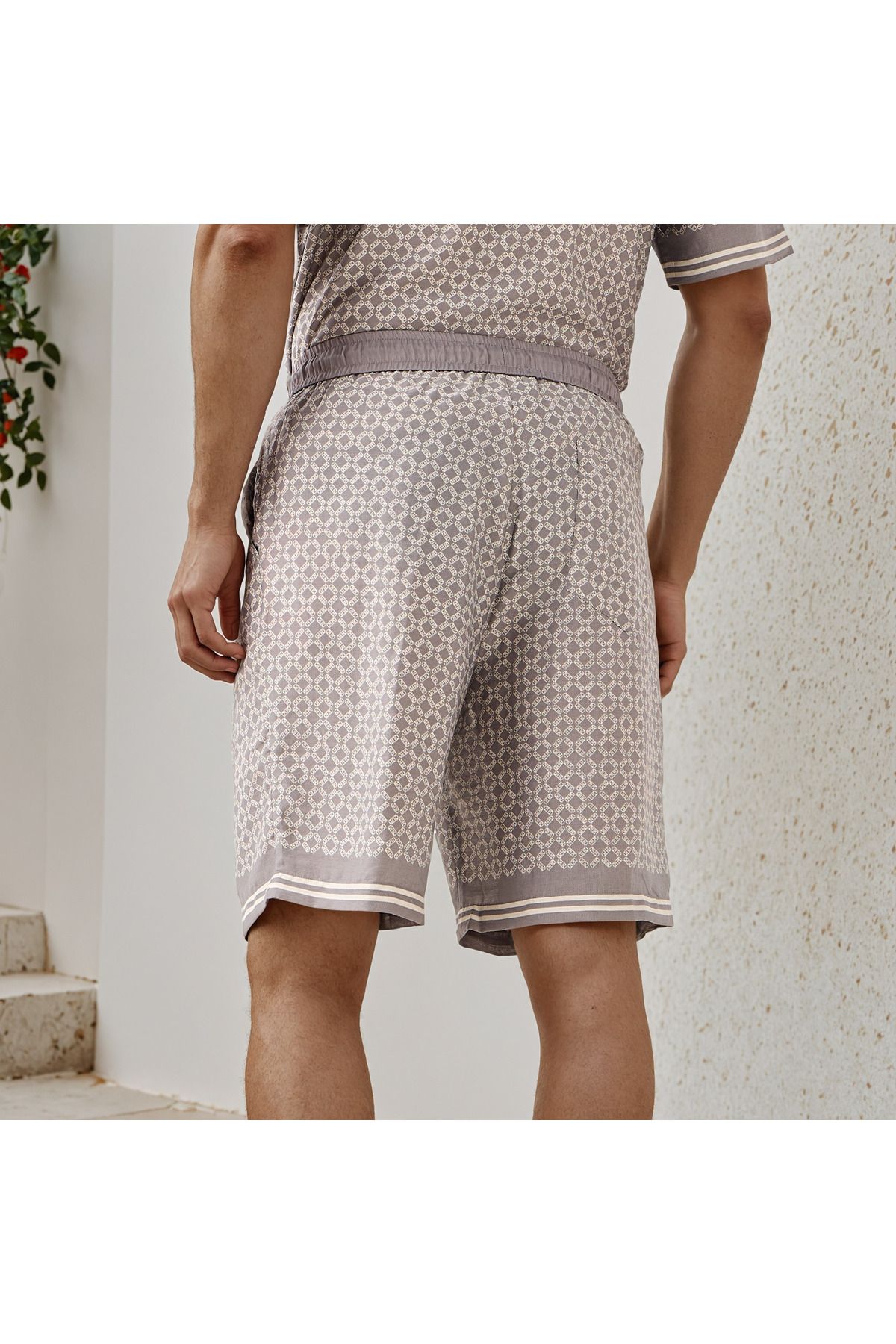 Emperor-Printed Shorts with Drawstring Closure and Pockets 3
