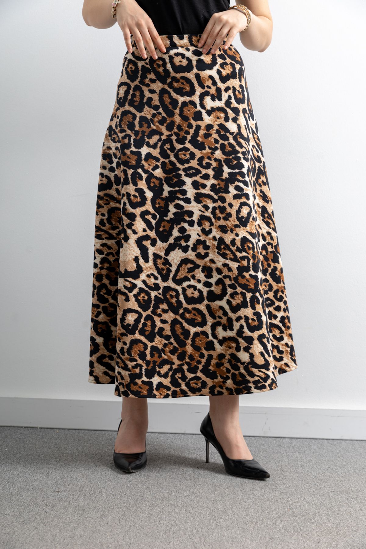 TUĞBA ERGÜL-Leopard Patterned Scuba Skirt 4