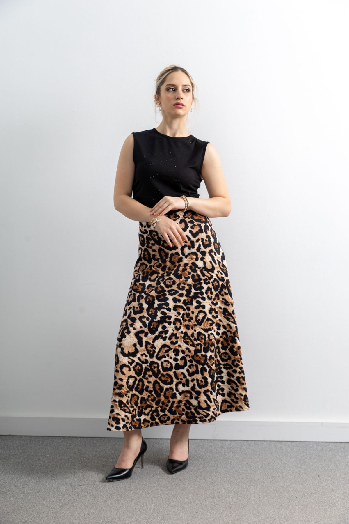 TUĞBA ERGÜL-Leopard Patterned Scuba Skirt 1