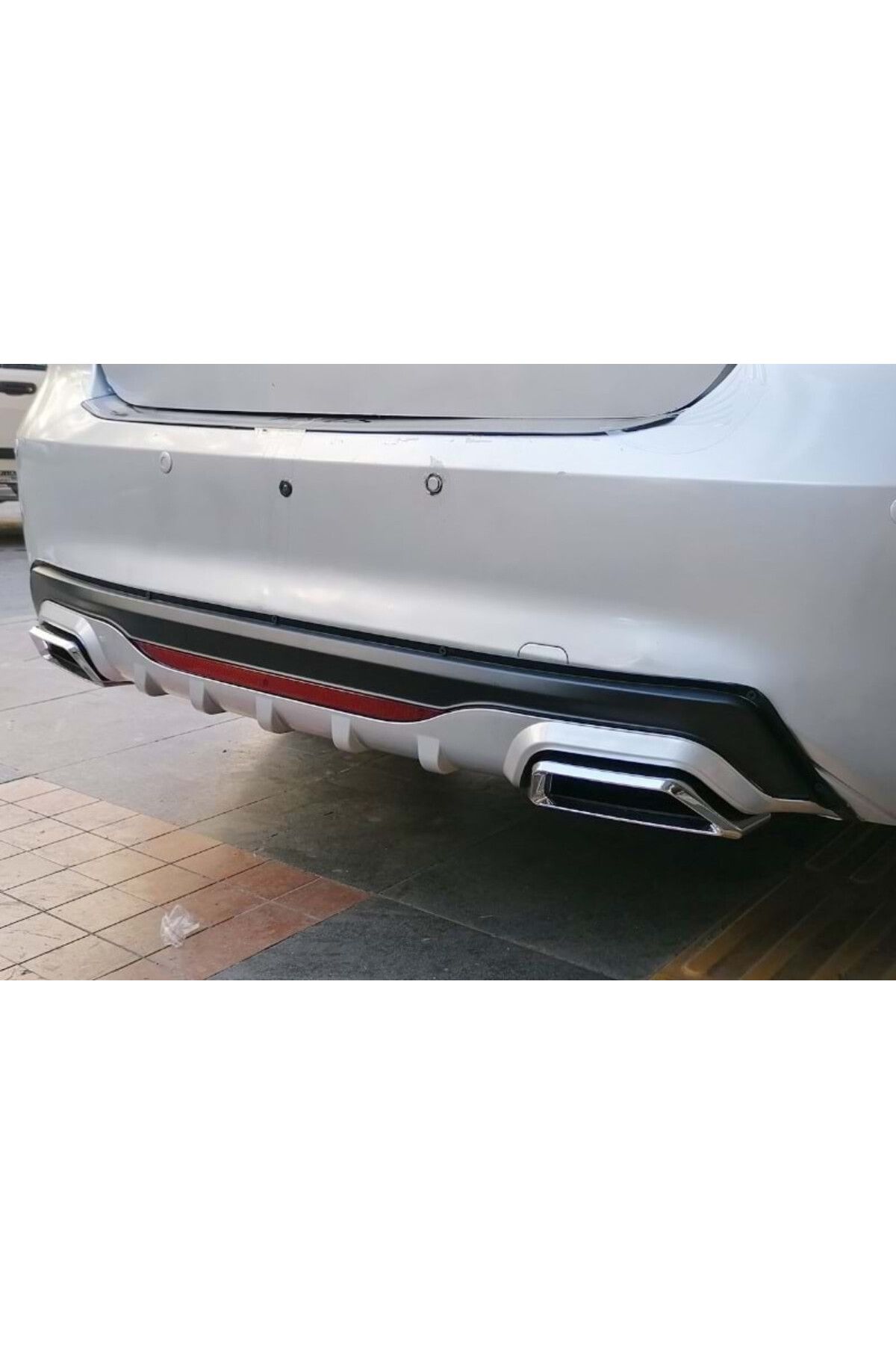 DELUXETUNING-Difuzor bara spate universal , ELITE PLUS B Design, negru mat / gri si catadioptru reflectorizant 2