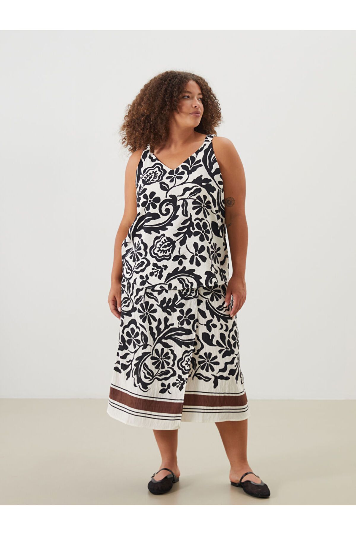 LC Waikiki-Sparkling Selections from Shining Store |   Black Elastic Waist Patterned Skirt 4