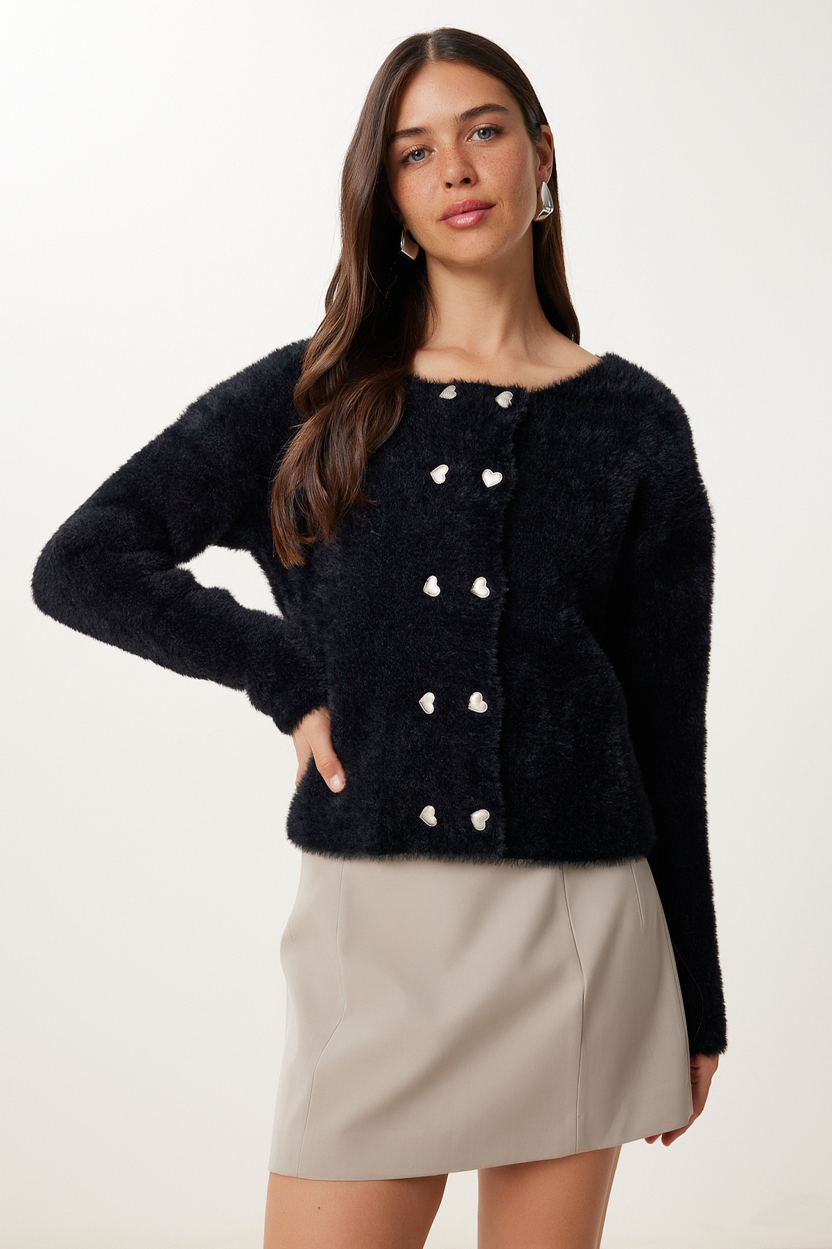 Happiness İstanbul Kadın Siyah Kalp Düğmeli Sakallı Yumuşak Triko Hırka CR00524