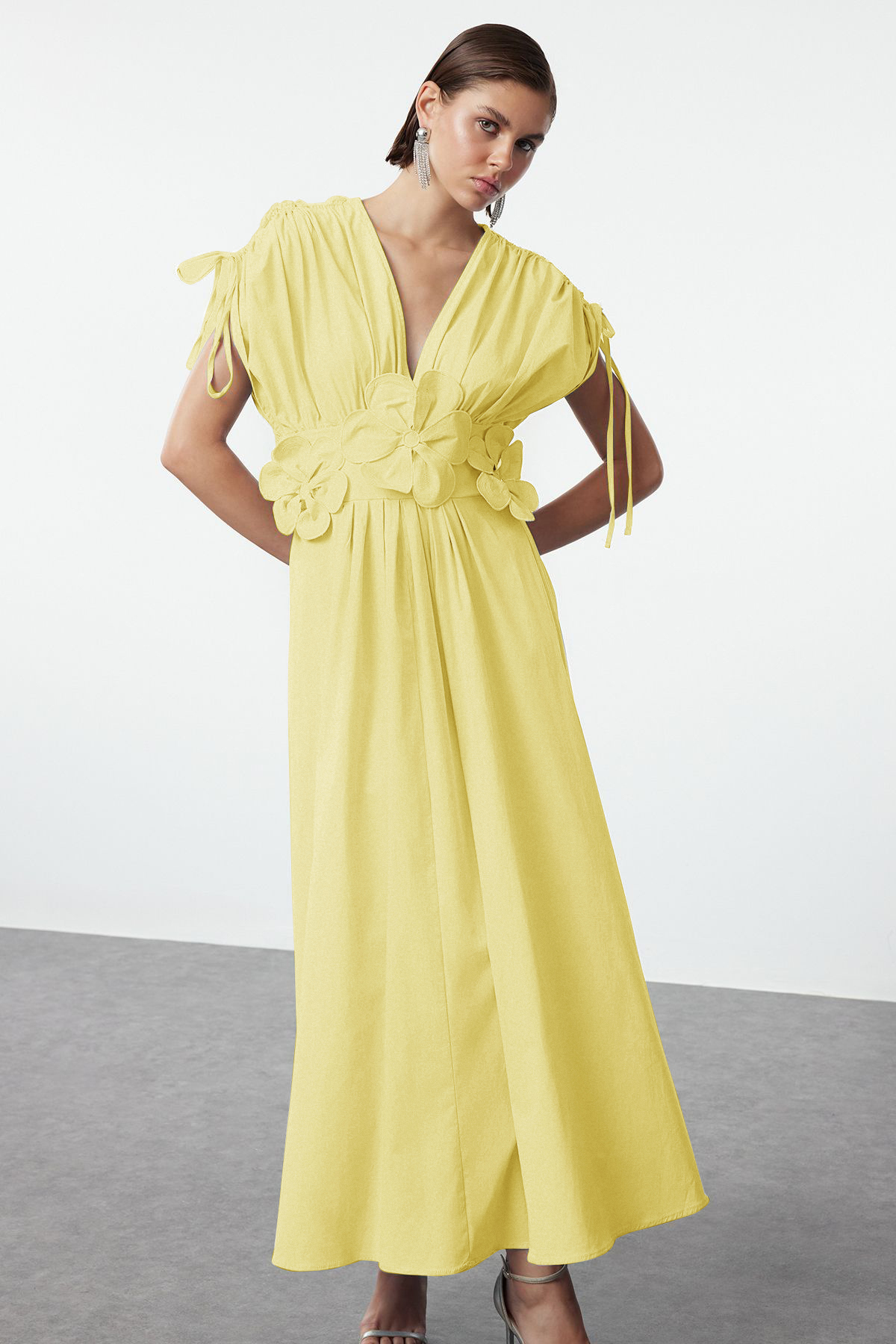 Trendyolmilla  Açık Sarı 3 Boyutlu Çiçek Detaylı Poplin Şık Abiye Gece Mezuniyet Elbisesi TPRSS24EL00282 - Görsel 6