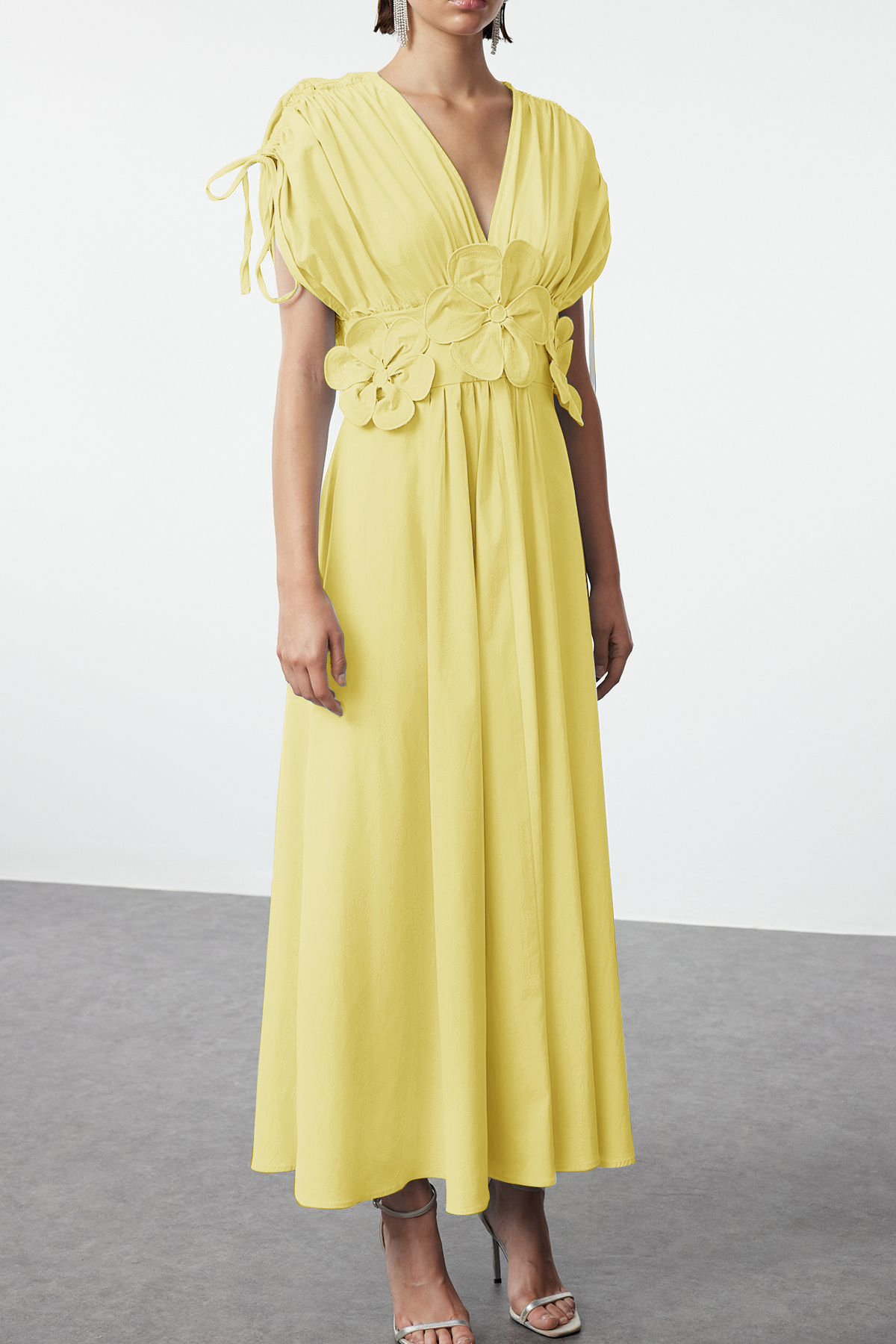 Trendyolmilla  Açık Sarı 3 Boyutlu Çiçek Detaylı Poplin Şık Abiye Gece Mezuniyet Elbisesi TPRSS24EL00282 - Görsel 7