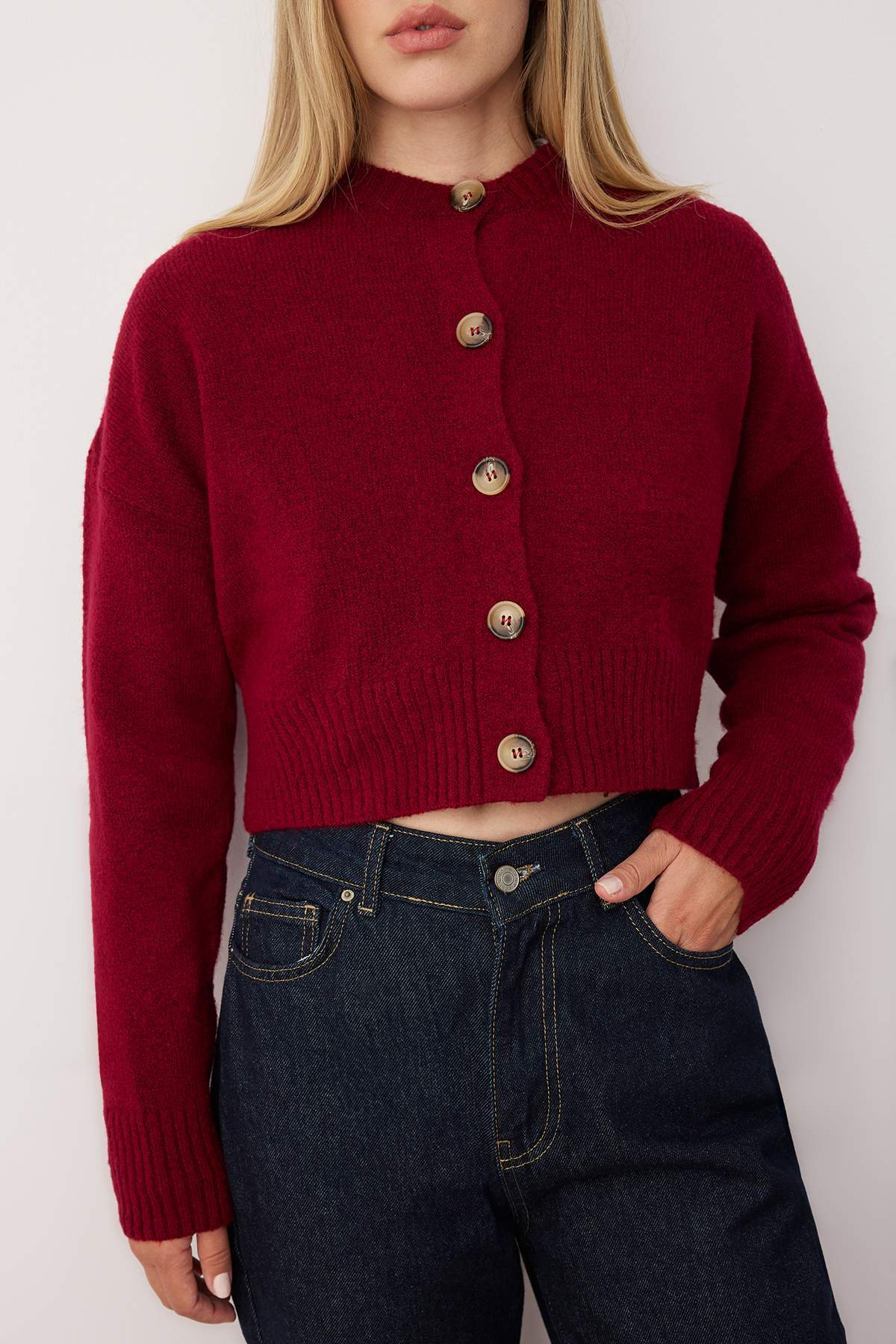 Trendyolmilla  Bordo Crop Yumuşak Dokulu Düğmeli Triko Hırka TWOAW24HI00198 - Görsel 3