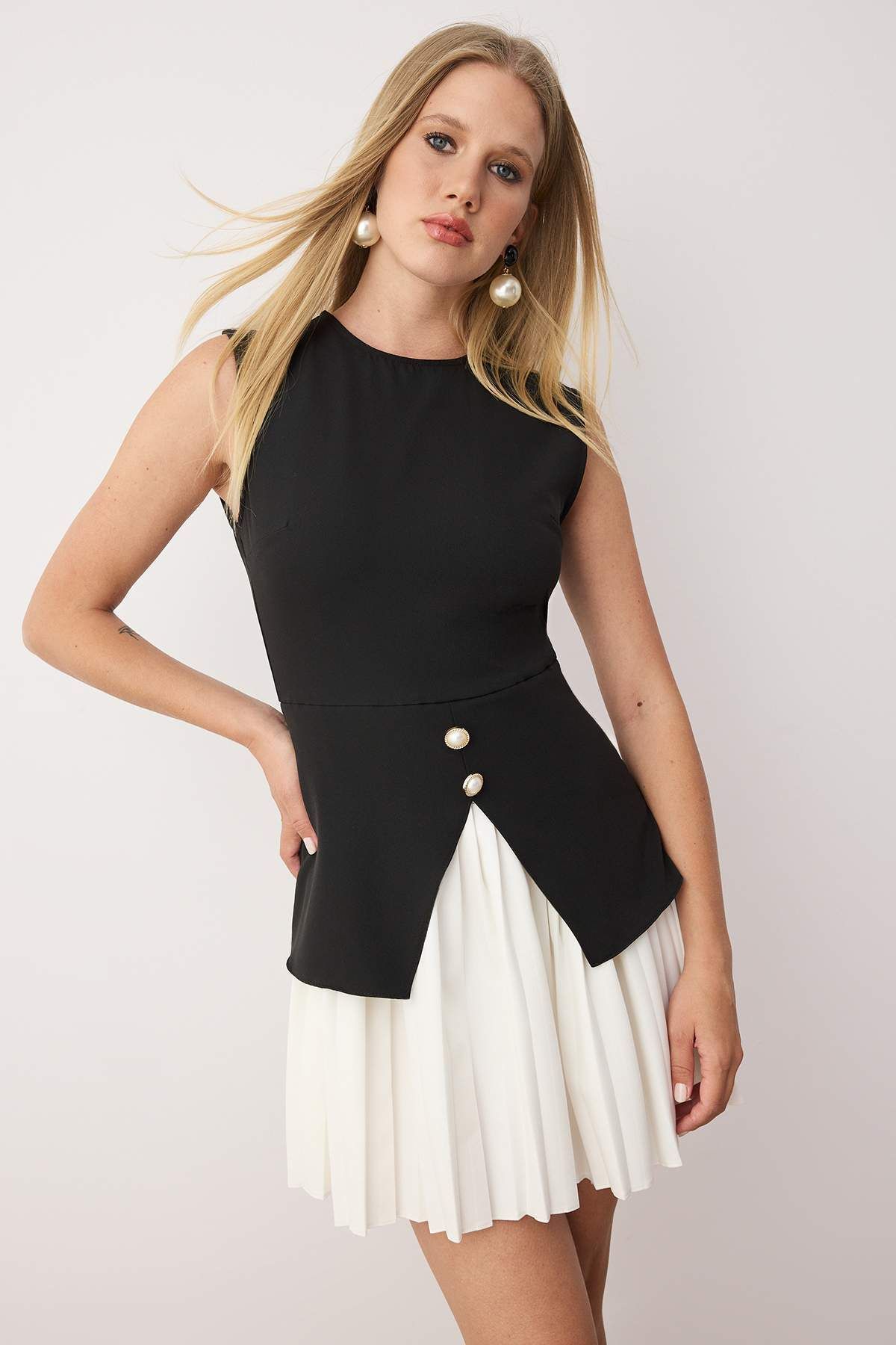 Trendyol Collection-Rochie scurtă țesătă cu blocuri de culoare neagră, cu pliuri și detaliu de nasturi TWOSS25EL00861 2