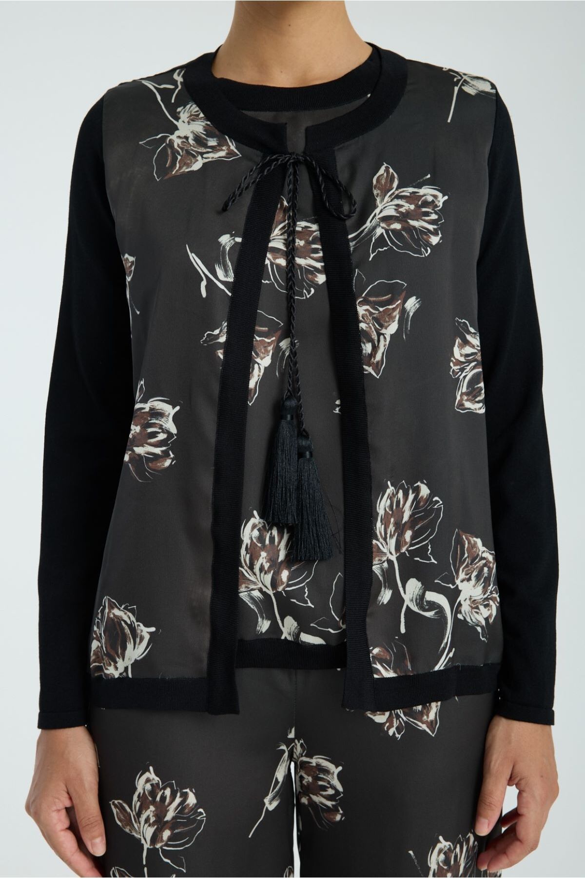 trikobis-Tricot Cardigan with Flower Pattern on the Front Satin Fabric 1