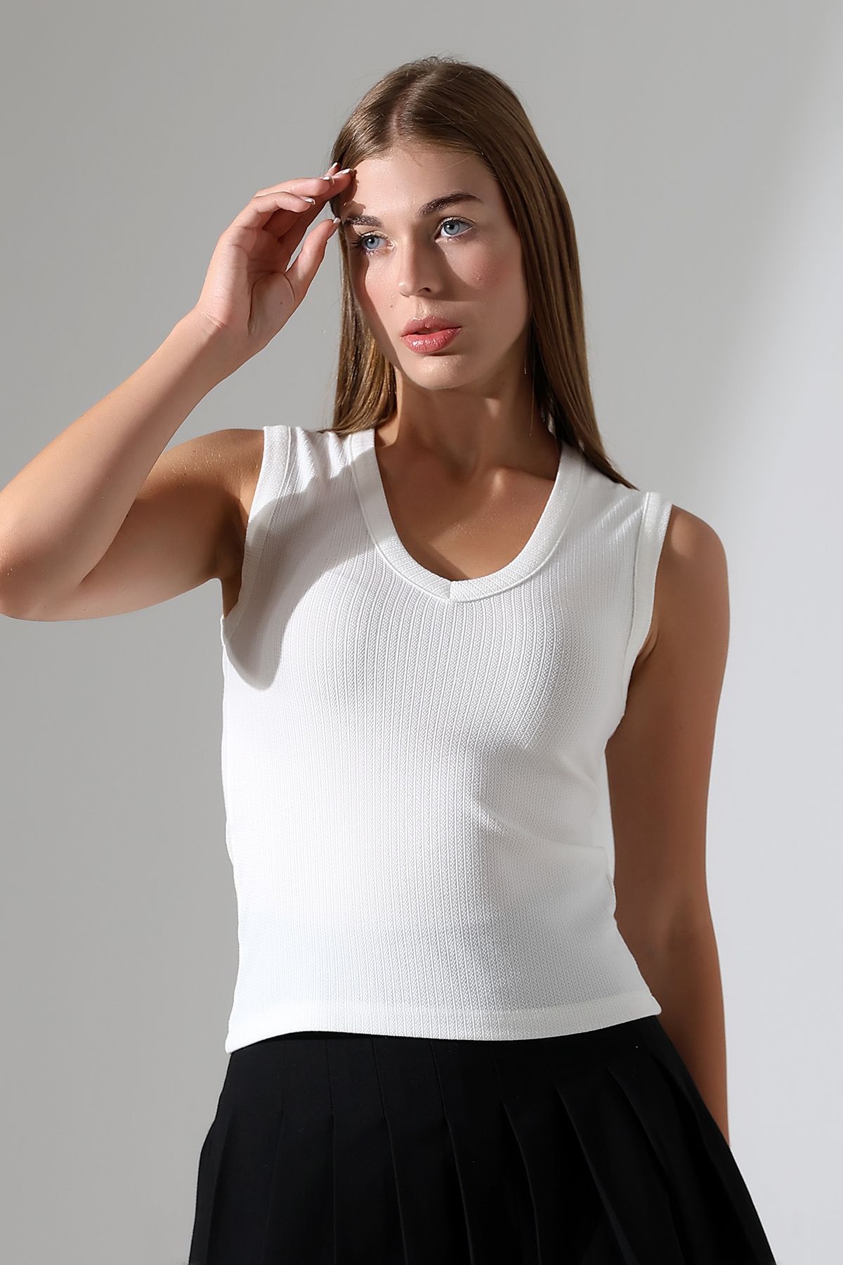 Şiir-Suleja Slim Fit V-Neck με υφή αμάνικο μπλουζάκι & γυναικεία μπλούζα - εκρού 3