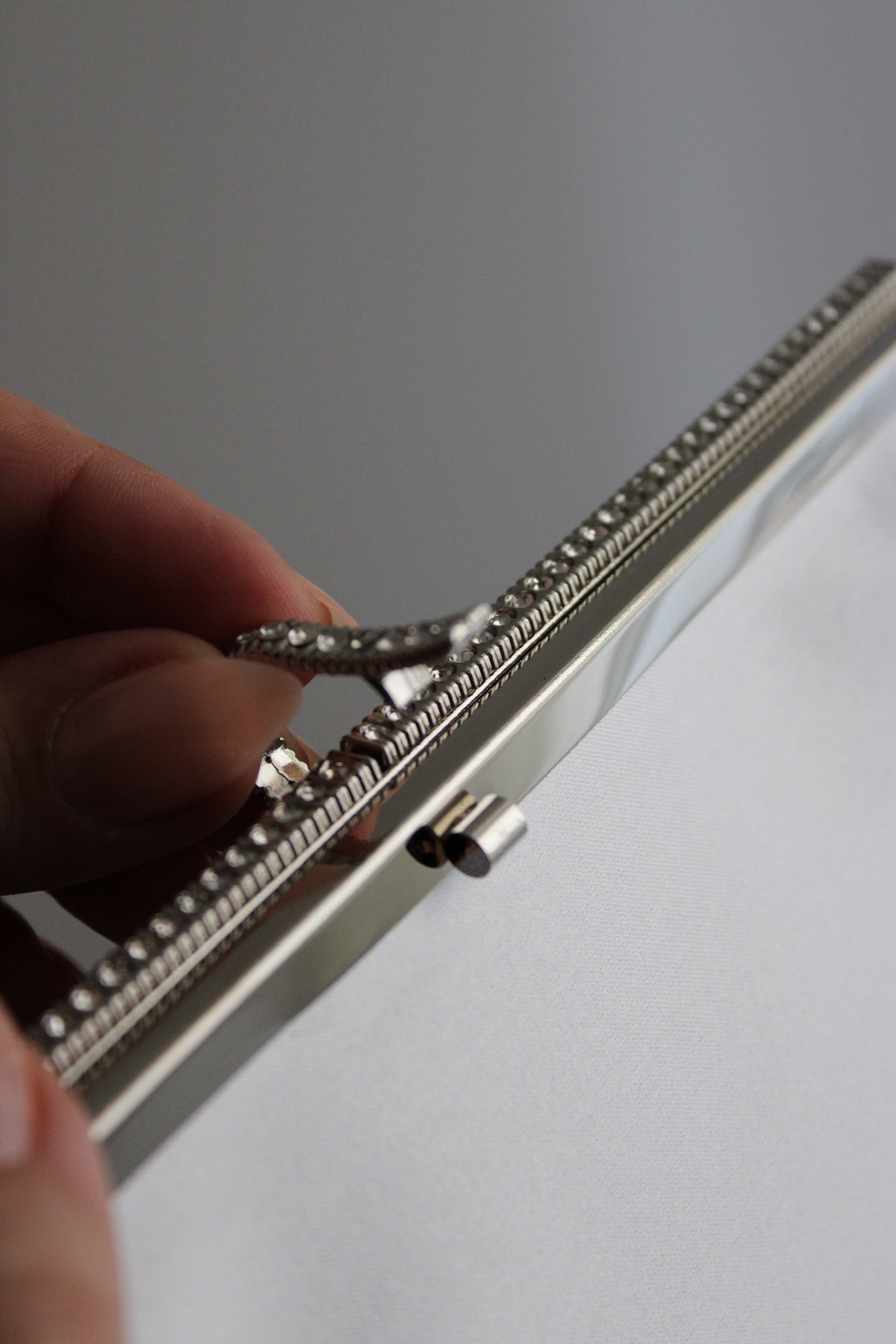 mossi Kadın Gümüş Saten Metal Çerçeveli Kenarı Taş Detaylı Zincirli Abiye Clutch Çanta görsel 3