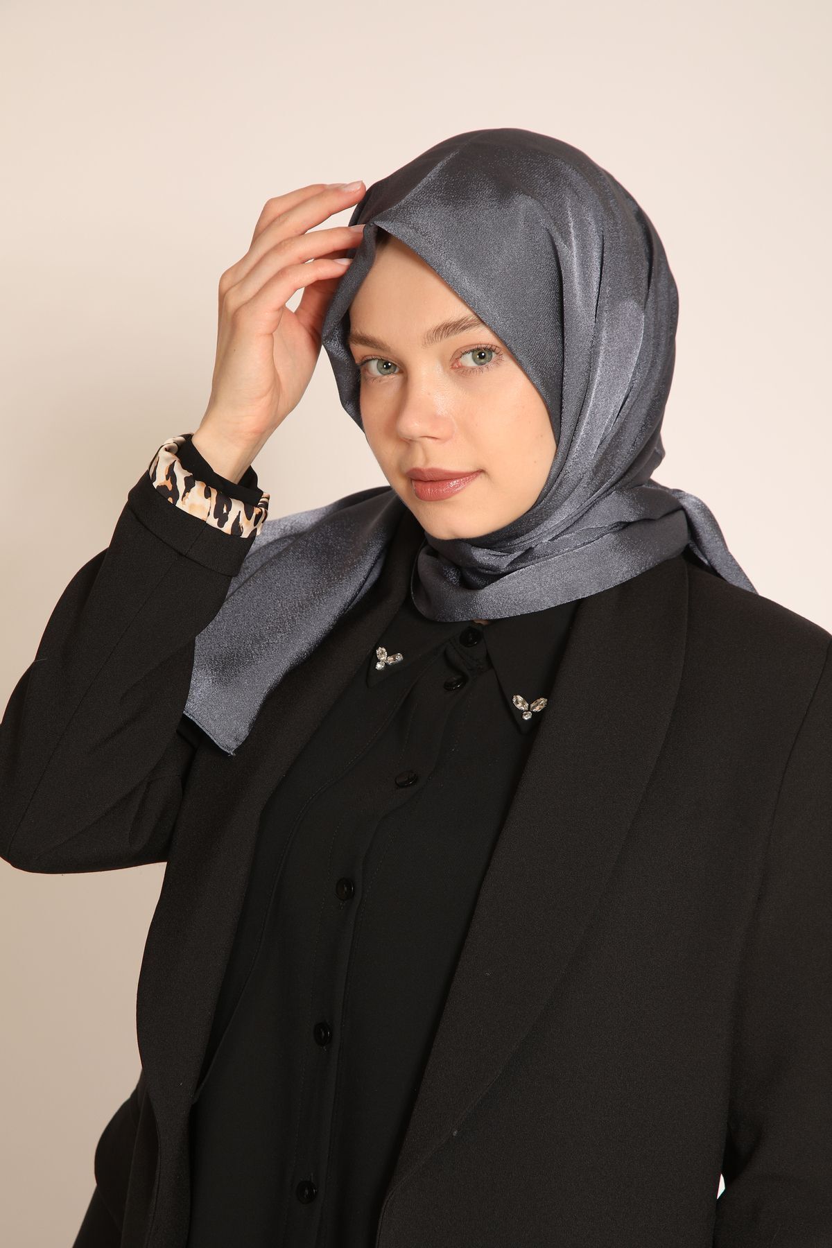 BERCHEM SCARF-Akel Plain Aura Shawl – Modern Shawl Model with Shiny Texture, Suitable for Daily and Special Occasions 4