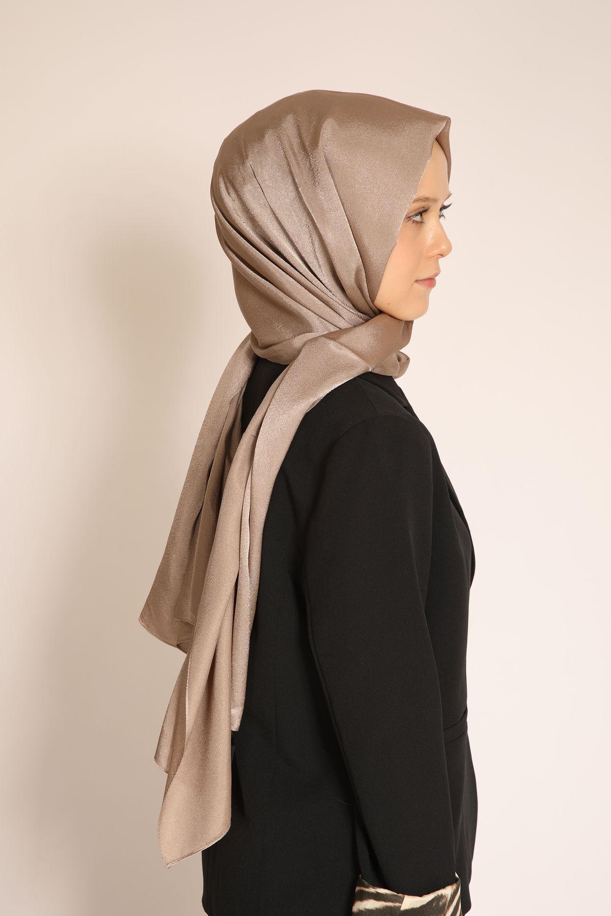 BERCHEM SCARF-Akel Plain Aura Shawl – Modern Shawl Model with Shiny Texture, Suitable for Daily and Special Occasions 2