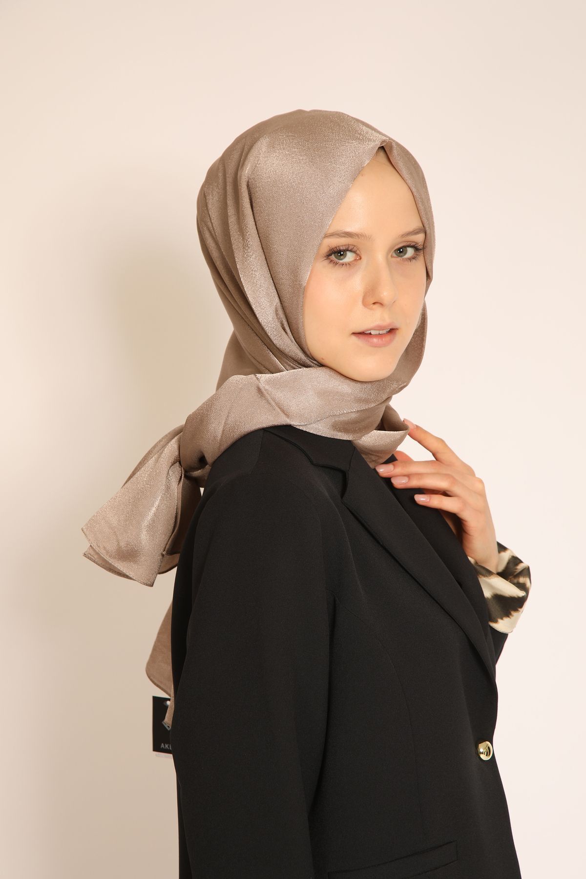 BERCHEM SCARF-Akel Plain Aura Shawl – Modern Shawl Model with Shiny Texture, Suitable for Daily and Special Occasions 4